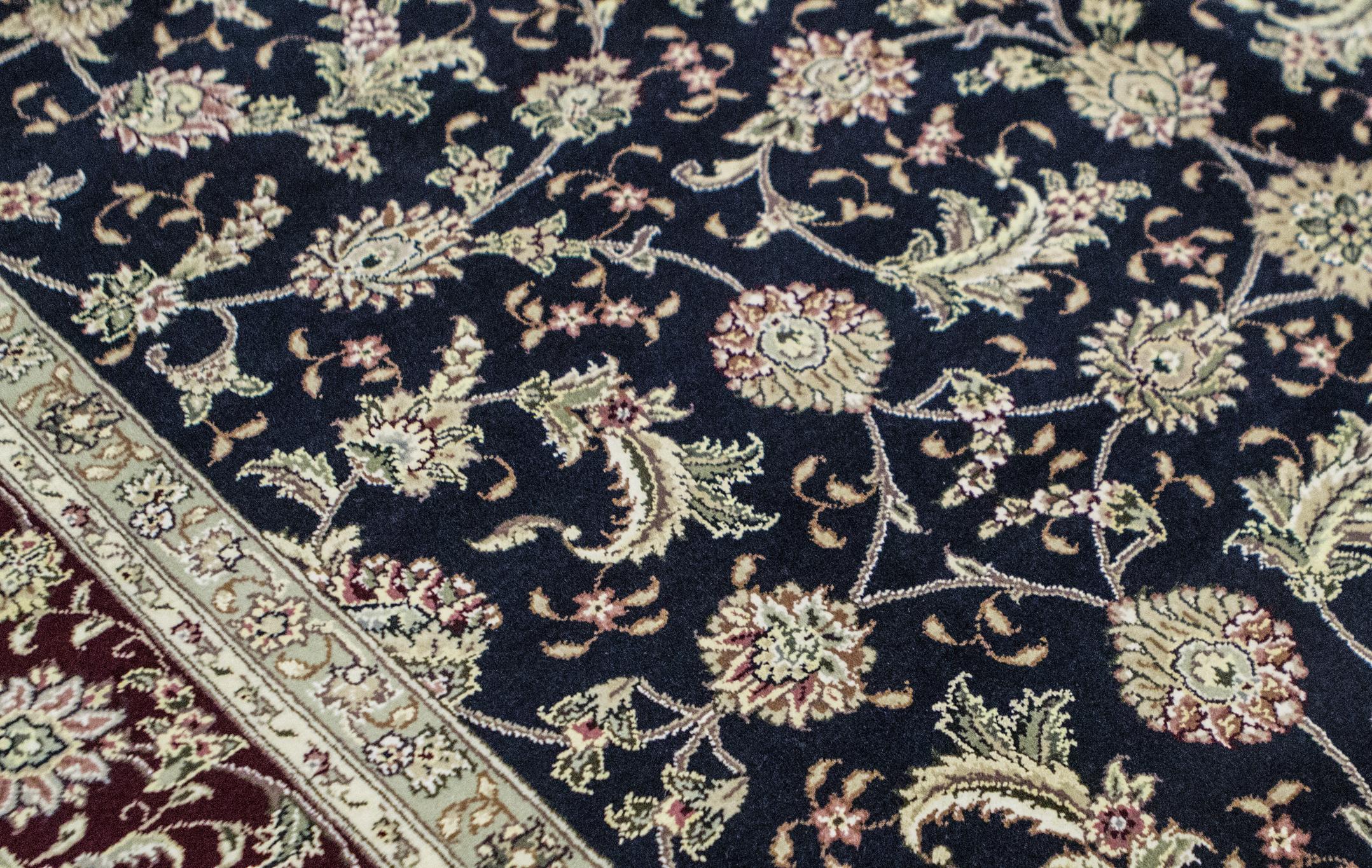 Basierend auf authentischen orientalischen Designs und unter Verwendung feinster Wolle sind diese handgewebten Teppiche wahrhaft zeitlose Klassiker. Diese traditionellen Stile spiegeln die klassischen Muster wider, die im Laufe der Jahrhunderte die