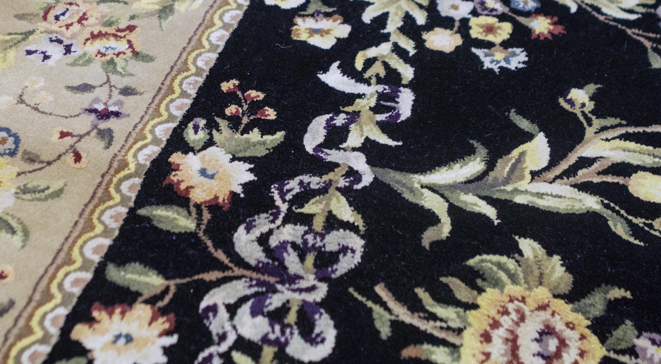 Basés sur d'authentiques motifs orientaux et utilisant uniquement la laine la plus fine, ces tapis tissés à la main sont de véritables classiques intemporels. Ces styles traditionnels reflètent les motifs classiques qui ont créé les plus beaux