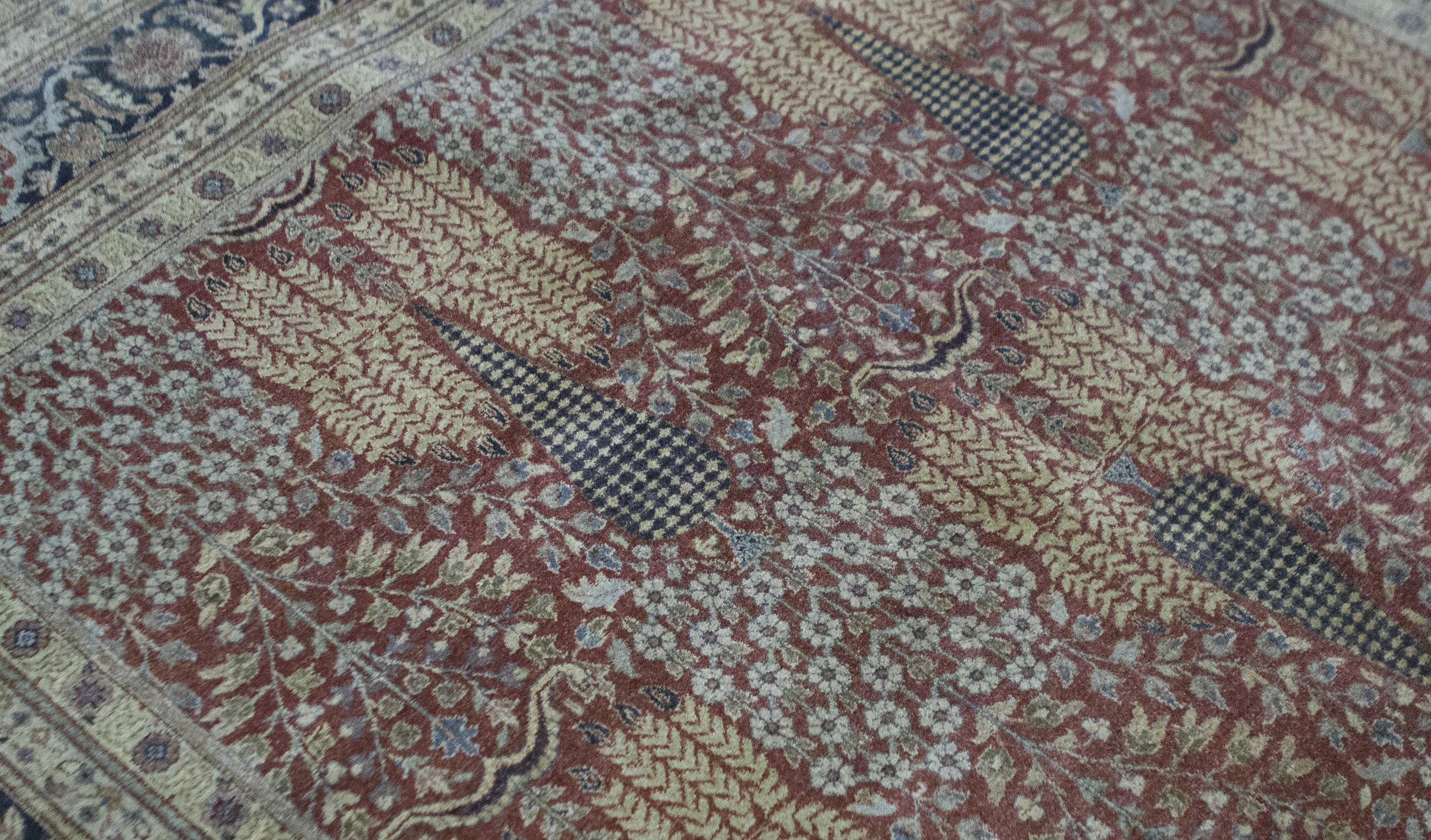 Recréations classiques des plus beaux motifs de Tabriz du XIXe siècle. Ces chefs-d'œuvre tissés à la main ont été minutieusement recréés en utilisant uniquement un mélange des meilleures laines indiennes et néo-zélandaises filées à la main et des