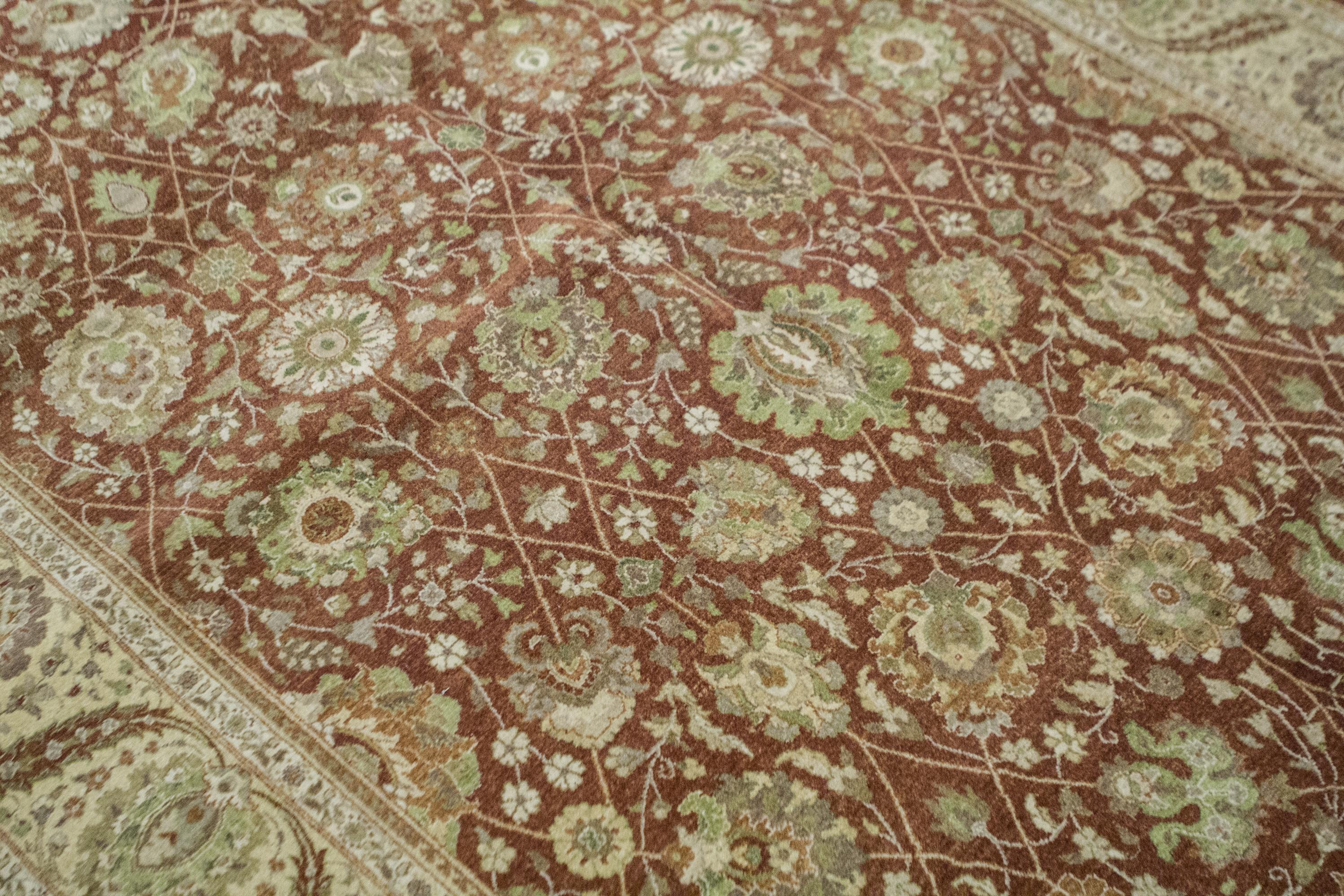 Basés sur d'authentiques motifs orientaux et utilisant uniquement la laine la plus fine, ces tapis tissés à la main sont de véritables classiques intemporels. Ces styles traditionnels reflètent les motifs classiques qui ont créé les plus beaux