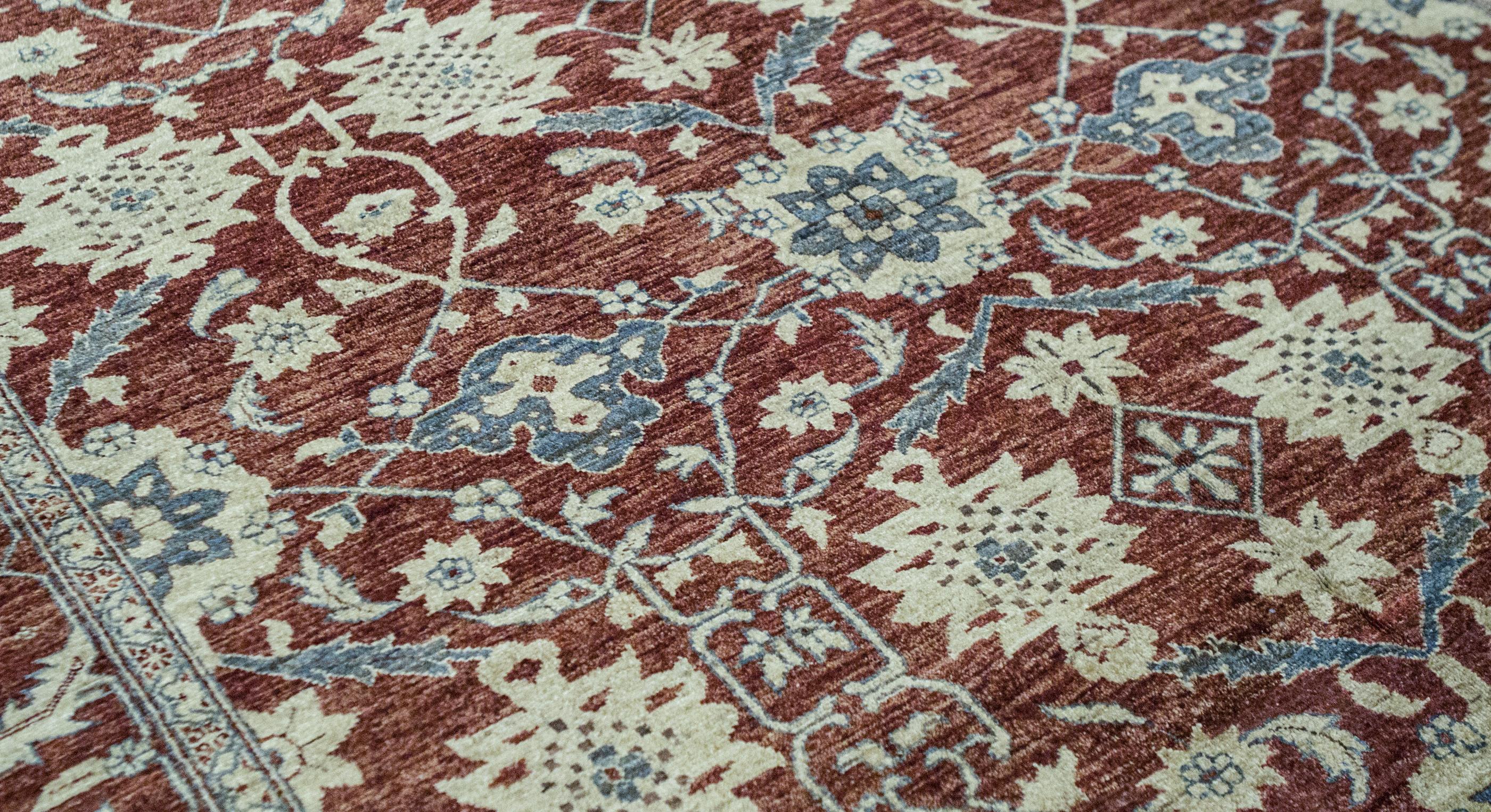 Die Nachbildung der klassischen orientalischen Sultanabad-Designs, die strenge Qualitätsstandards mit der Verwendung der besten Materialien verbindet, stellt sicher, dass diese Teppiche den Strapazen des modernen Lebens standhalten. Diese eleganten,