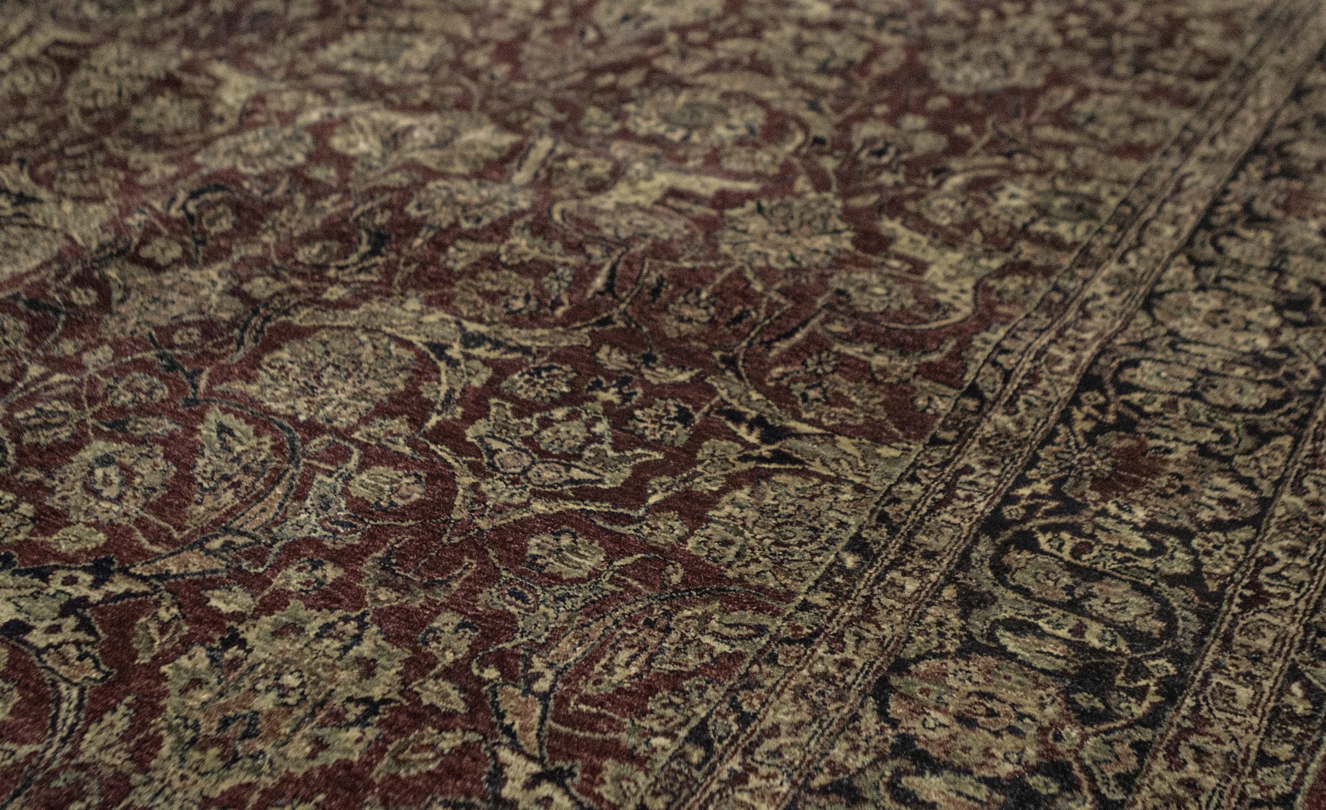 Basierend auf authentischen orientalischen Designs und unter Verwendung feinster Wolle sind diese handgewebten Teppiche wahrhaft zeitlose Klassiker. Diese traditionellen Stile spiegeln die klassischen Muster wider, die im Laufe der Jahrhunderte die