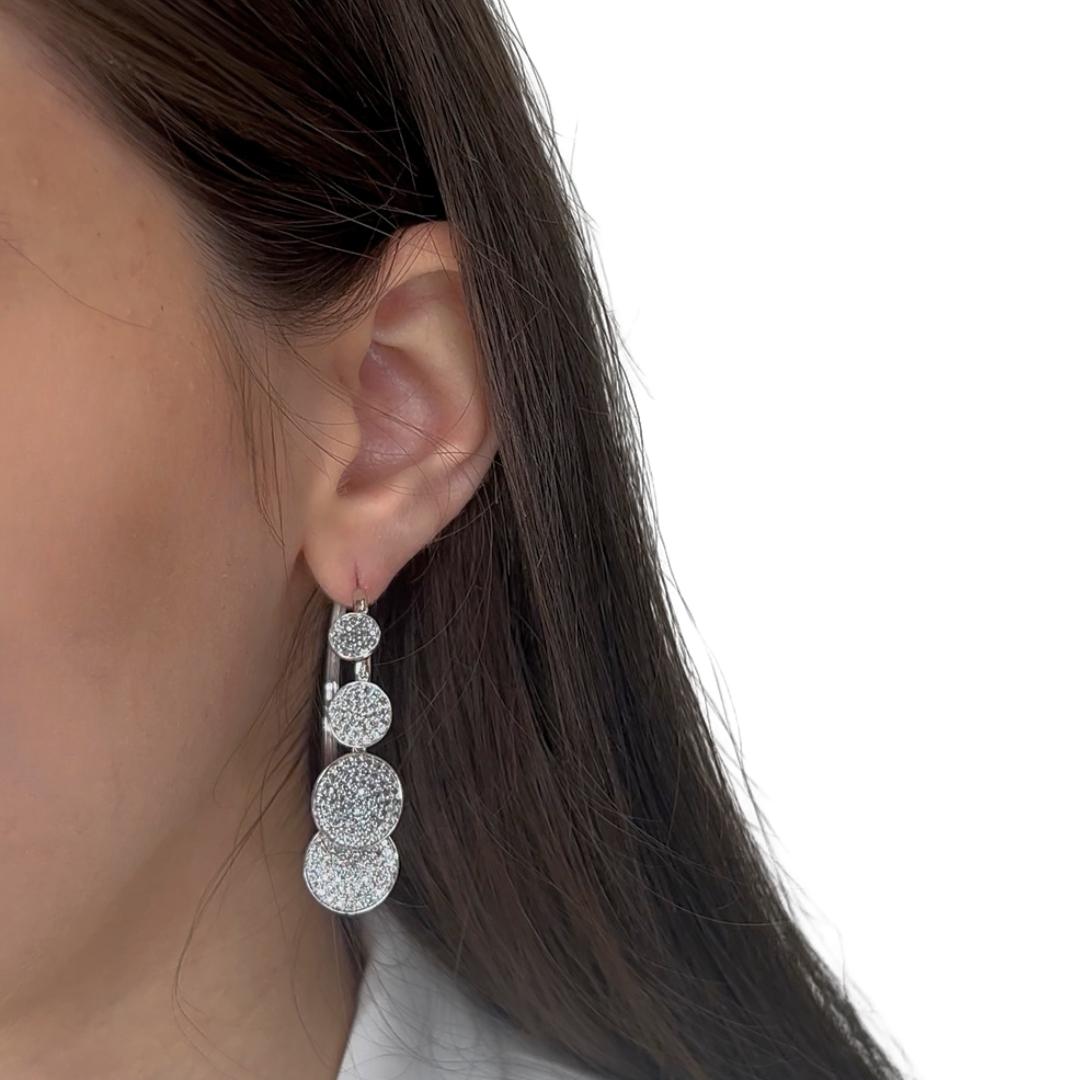 Orecchini a cerchio con diamanti da 6,76 carati in oro bianco 18 carati, unici nel loro genere - certificati IGI

Eleganza con questi orecchini di diamanti mozzafiato da 6,76 carati, con ben 472 diamanti rotondi per una brillantezza eccezionale.