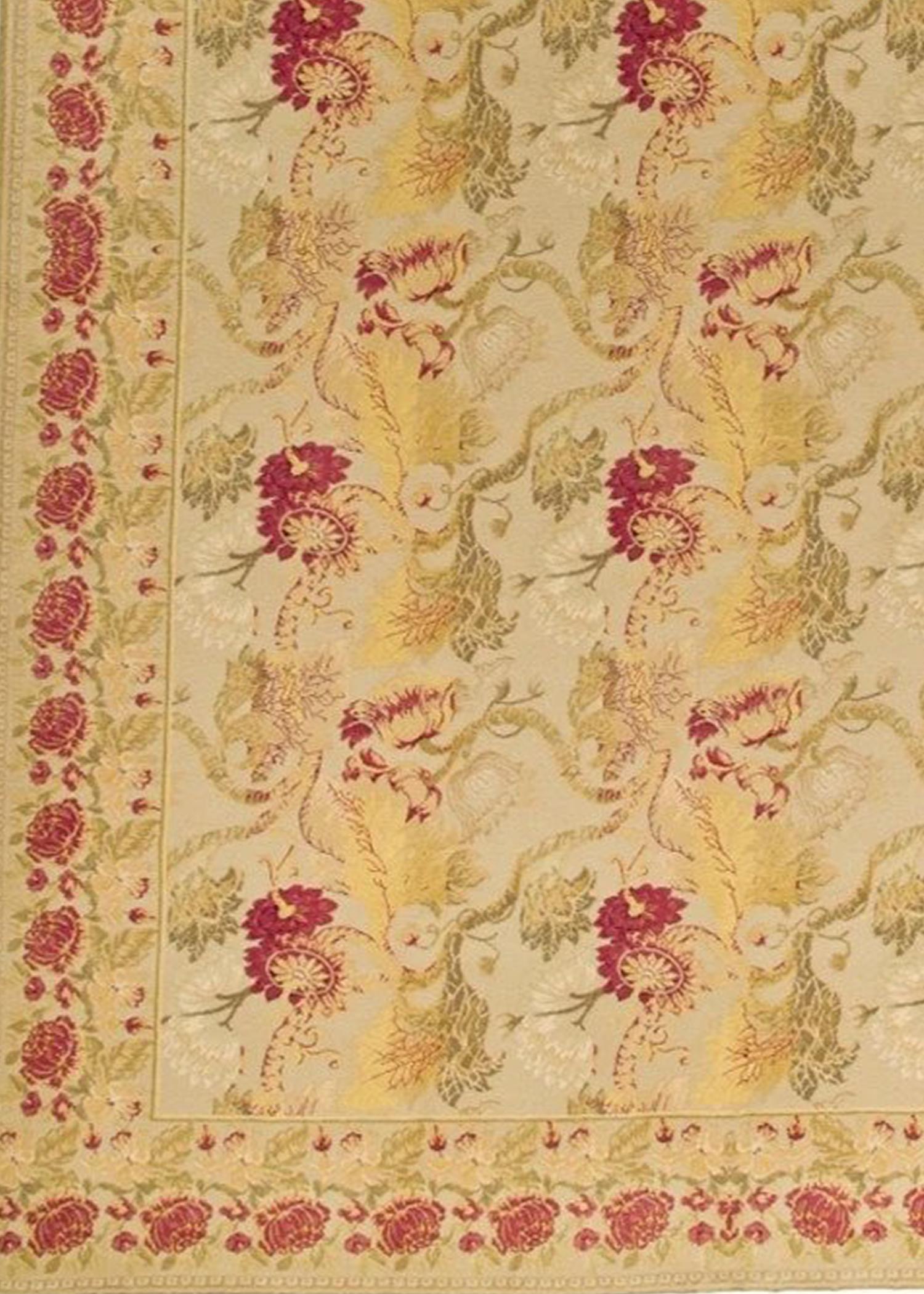 Inspiré d'un ancien tapis Bessarabie inhabituel, Bassar présente des vignes grimpantes en vert céleri, rouge chinois et or, encadrées par une bordure de fleurs stylisées. Combinant les anciennes méthodes de teinture et de tissage de la Savonnerie