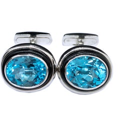 Berca Boutons de manchette uniques en leur genre en or blanc et onyx incrusté à la main avec topaze bleue ovale 8,97 carats