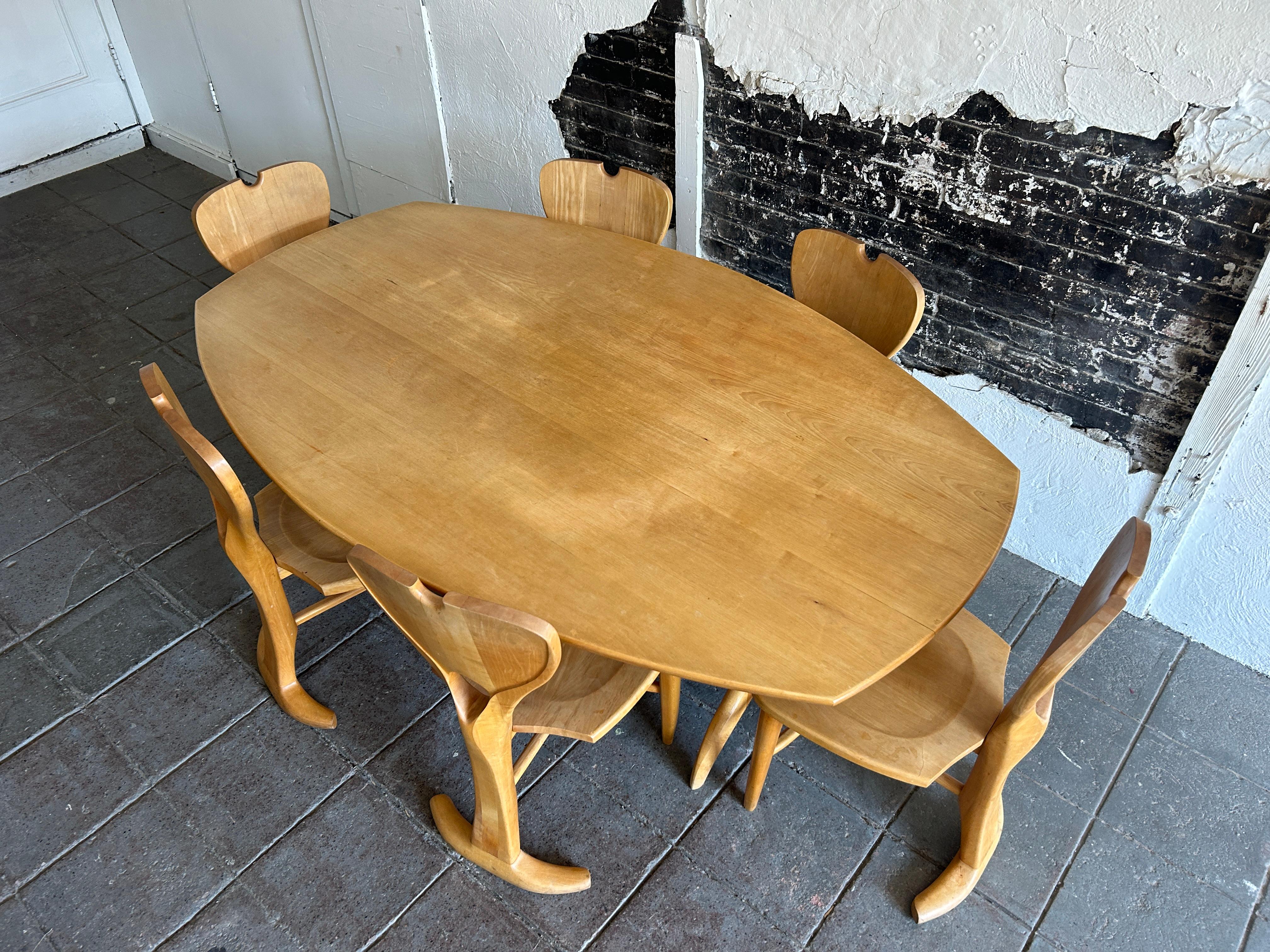 Einzigartiger amerikanischer Studio Craft Esstisch aus blonder Birke mit 6 Stühlen. Schöne geschnitzte Holzstühle und Esstisch. Der oval geformte Esstisch mit detailliert skulpturiertem Sockel besteht aus massivem blondem Birkenholz. Die (6)