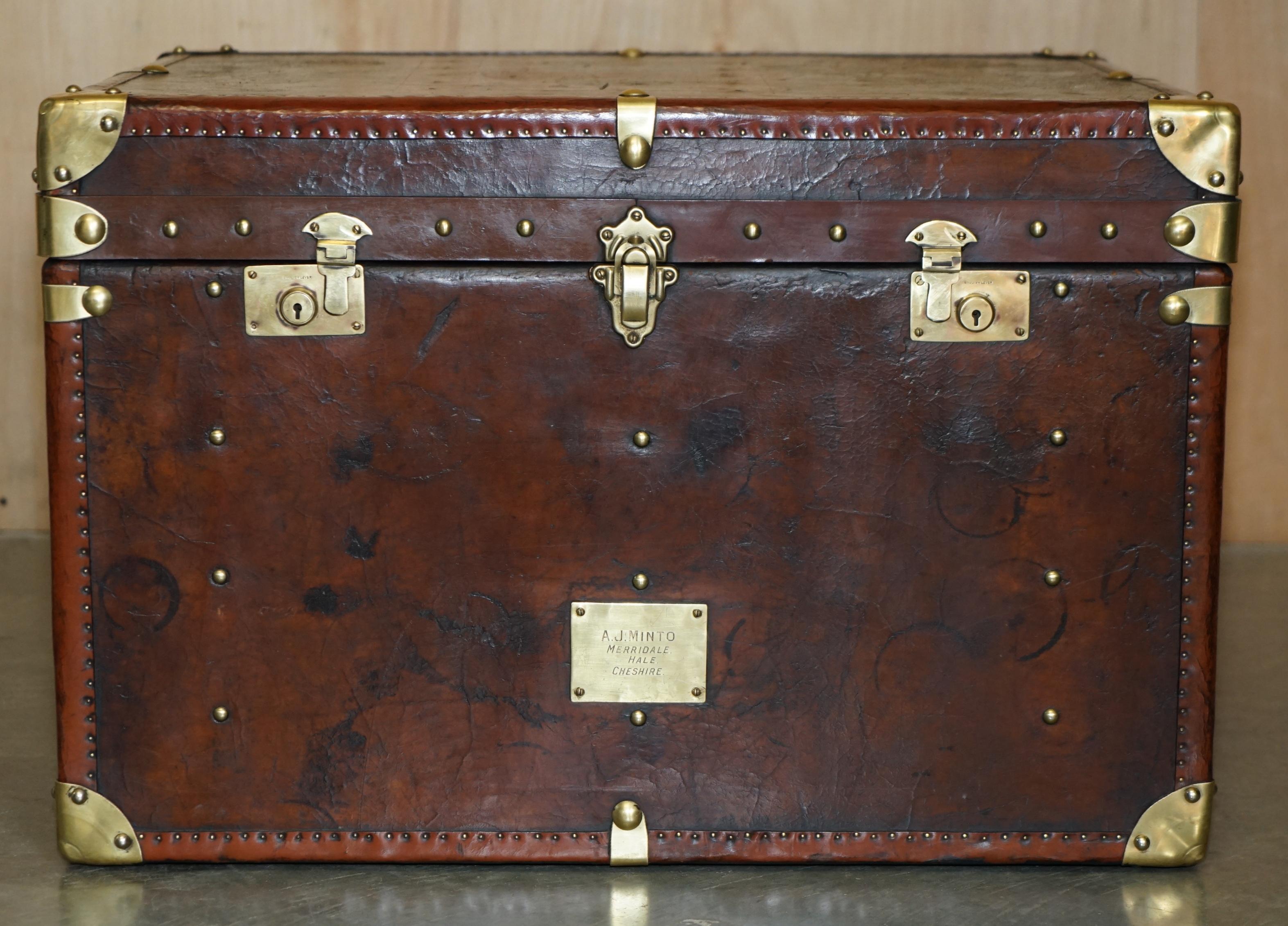 ONE OF A KiND ANTIQUE BROWN LEATHER STEAMER TRUNK WITH ARMORIAL COAT OF ARMS For Sale 3