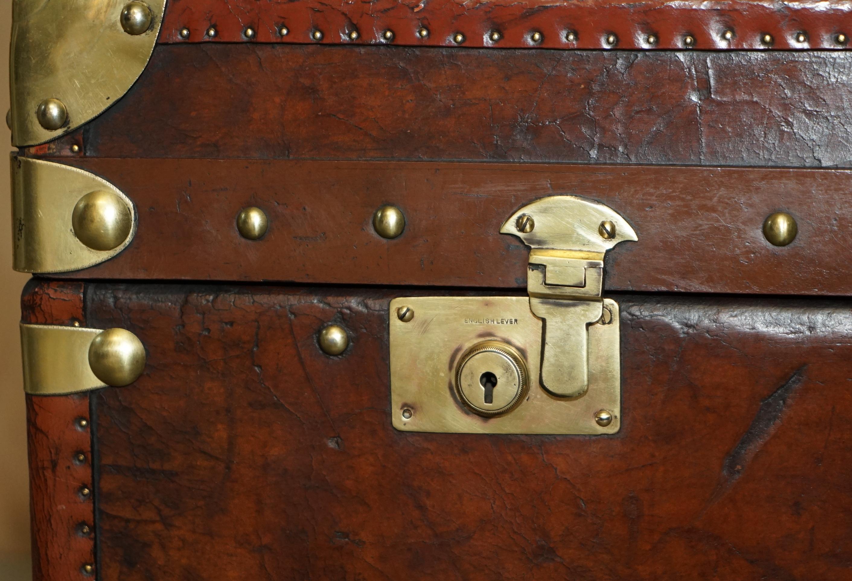 ONE OF A KiND ANTIQUE BROWN LEATHER STEAMER TRUNK WITH ARMORIAL COAT OF ARMS For Sale 4