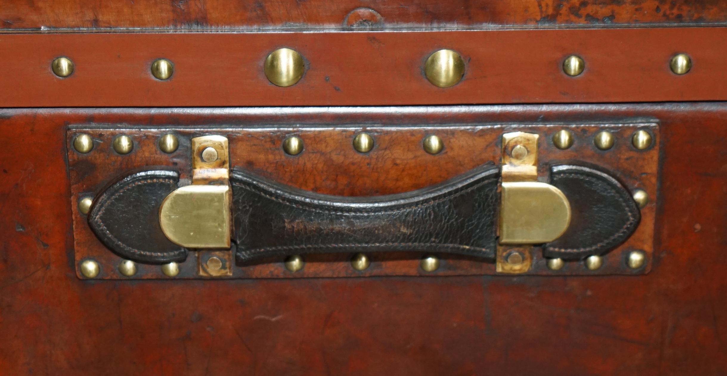 ONE OF A KiND ANTIQUE BROWN LEATHER STEAMER TRUNK WITH ARMORIAL COAT OF ARMS For Sale 7