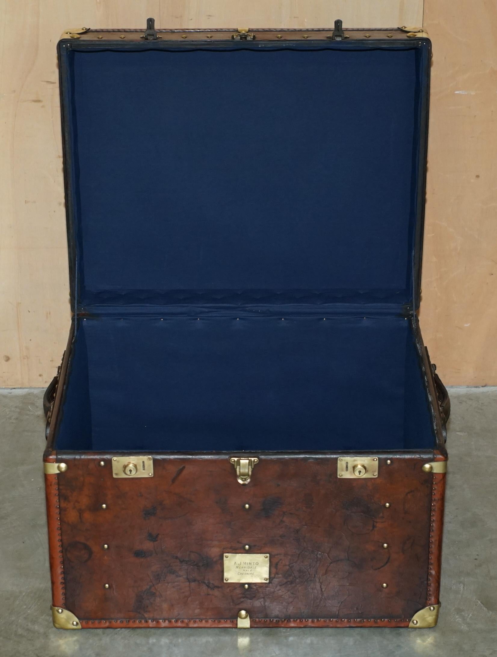 ONE OF A KiND ANTIQUE BROWN LEATHER STEAMER TRUNK WITH ARMORIAL COAT OF ARMS For Sale 11