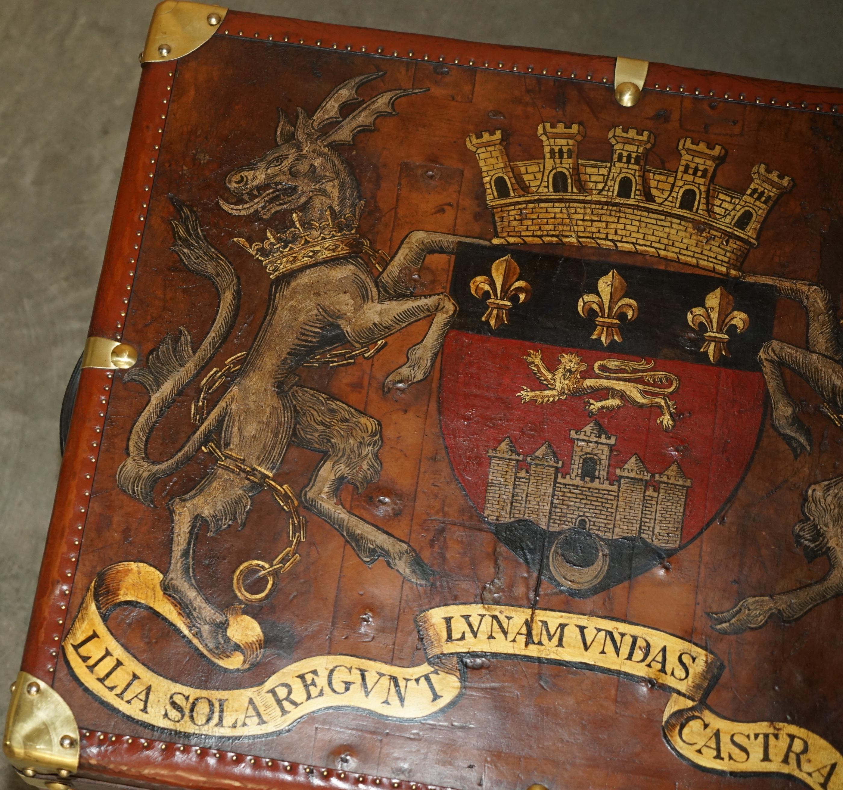 ONE OF A KiND ANTIQUE BROWN LEATHER STEAMER TRUNK WITH ARMORIAL COAT OF ARMS In Good Condition For Sale In West Sussex, Pulborough