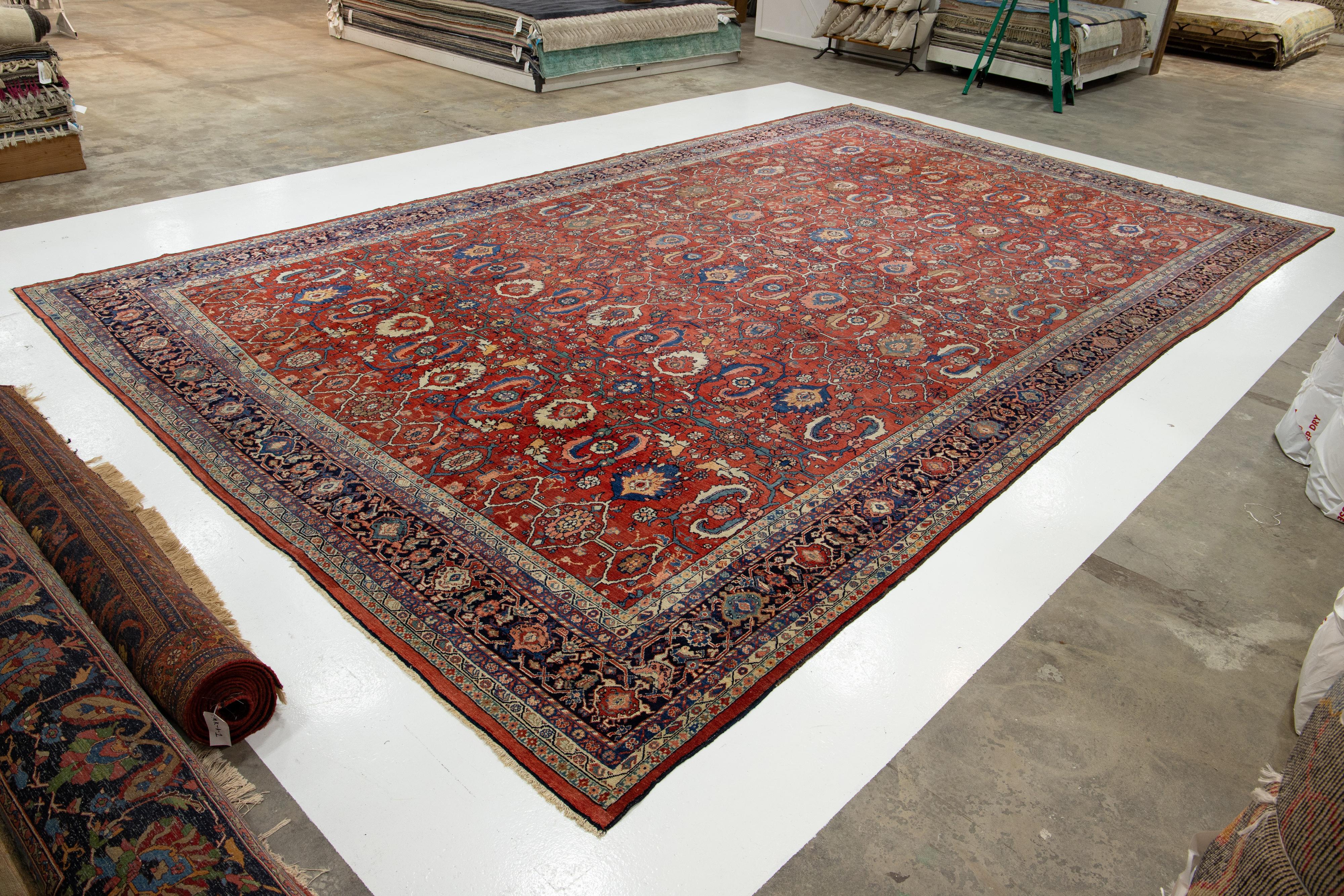 Noué à la main Tapis persan Sultanabad ancien unique en son genre en laine rouge avec motif sur toute sa surface en vente