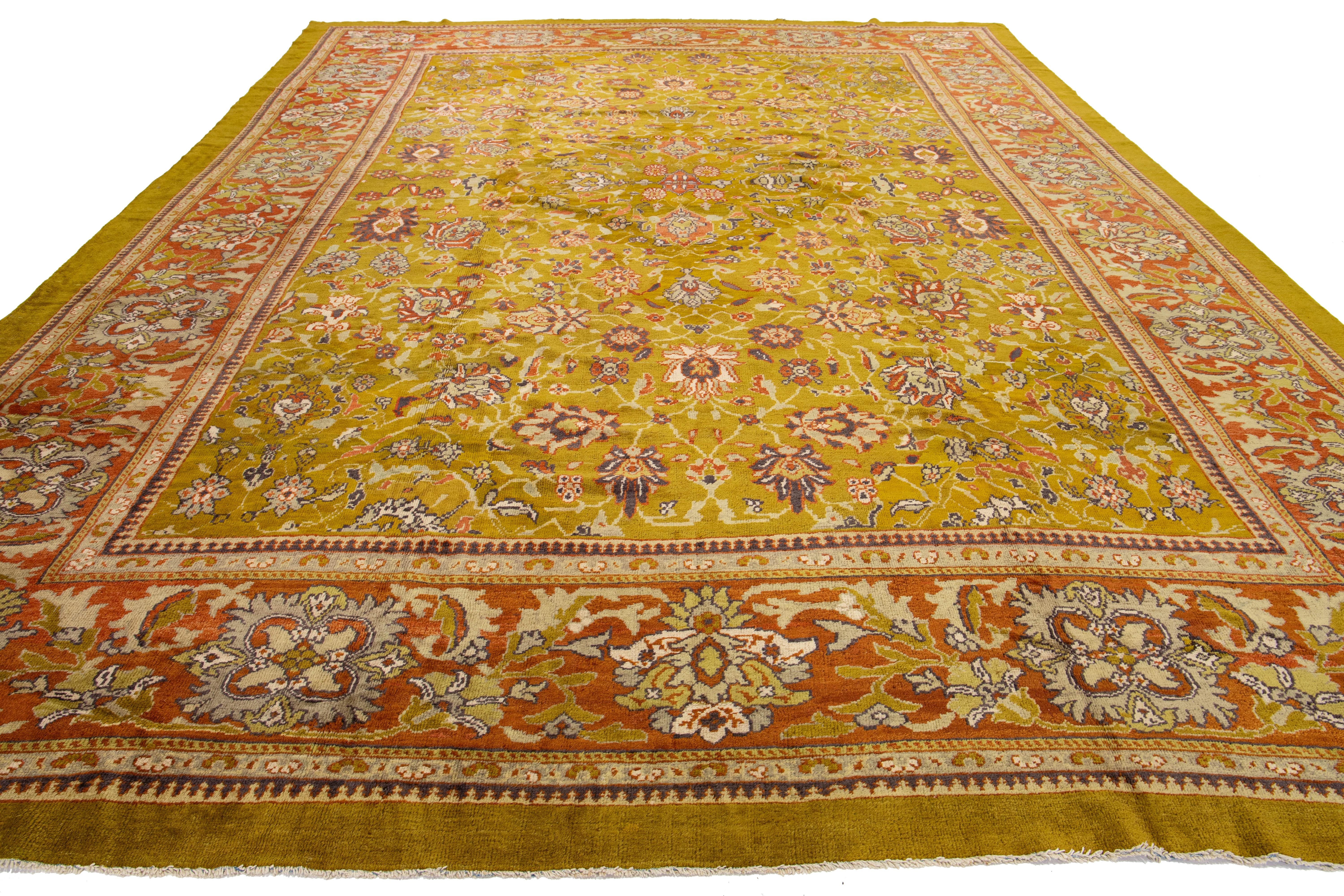 Unico nel suo genere, l'antico Sultanabad Rugs oversize in lana annodato a mano in verde in vendita 3