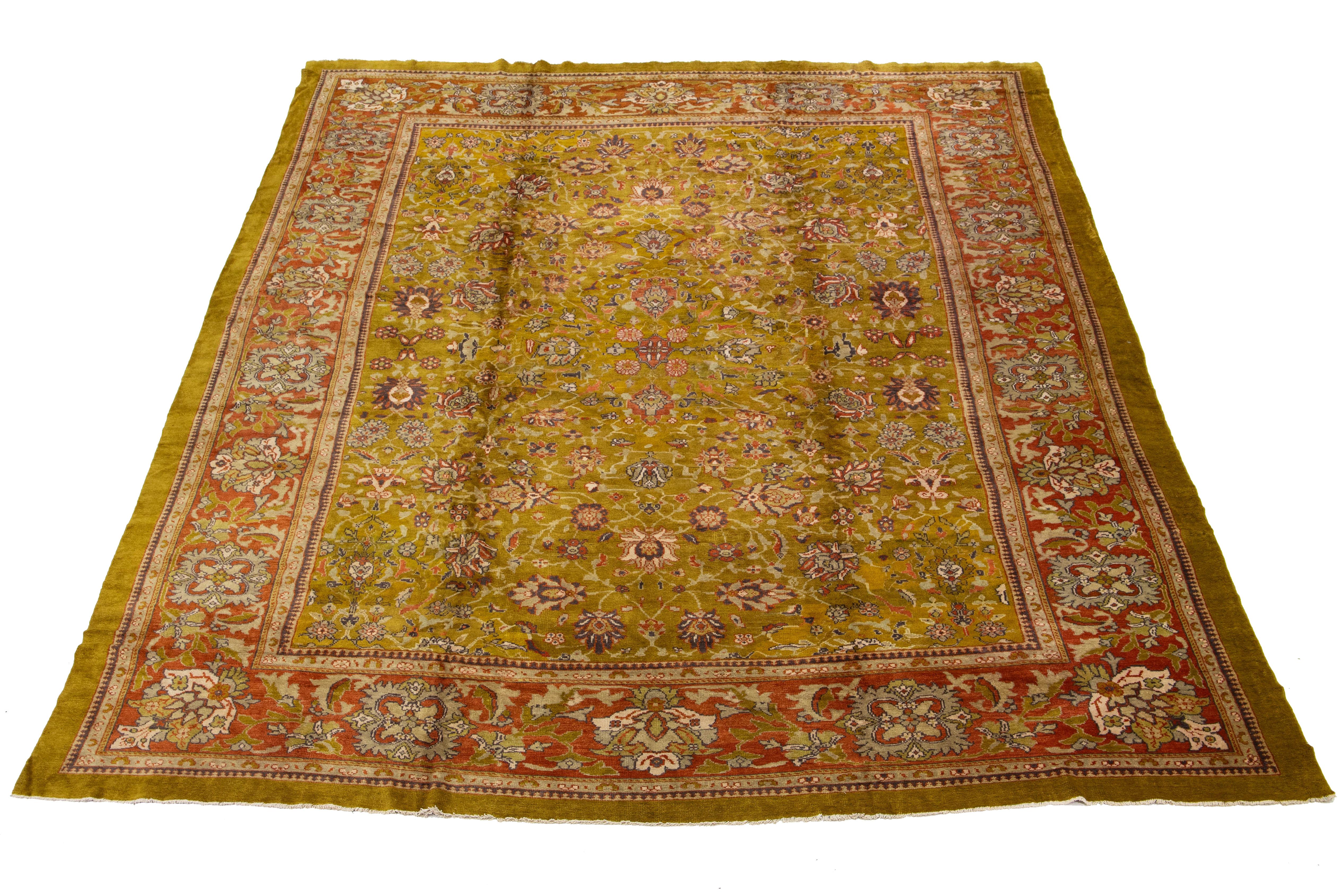 Scopri l'eleganza senza tempo di un tappeto persiano Sultanabad Rugs, annodato a mano e unico nel suo genere, realizzato con la migliore lana. Questo pezzo squisito presenta un design accattivante con accenti rosso ruggine, grigi e beige che