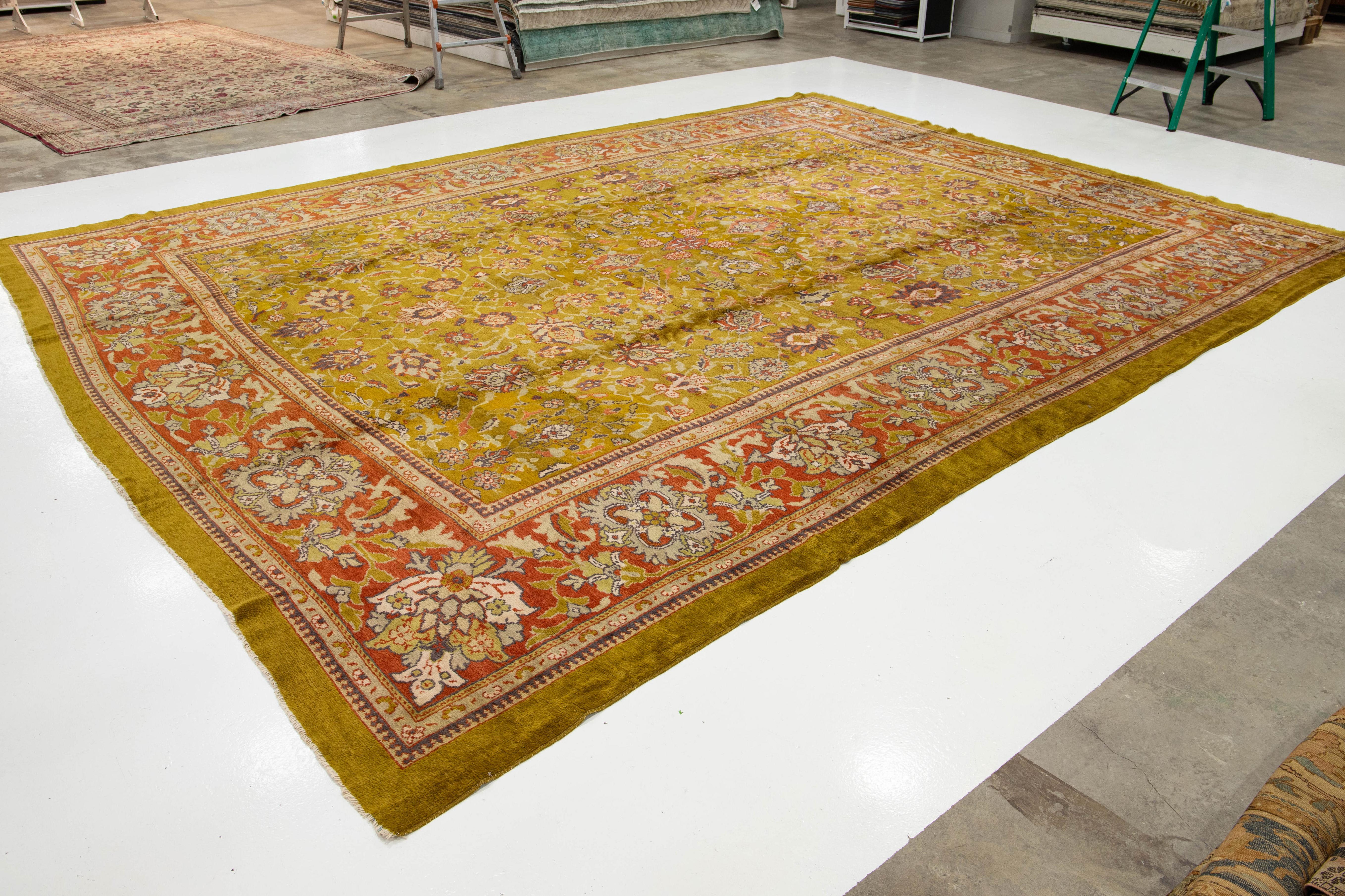 Persiano Unico nel suo genere, l'antico Sultanabad Rugs oversize in lana annodato a mano in verde in vendita
