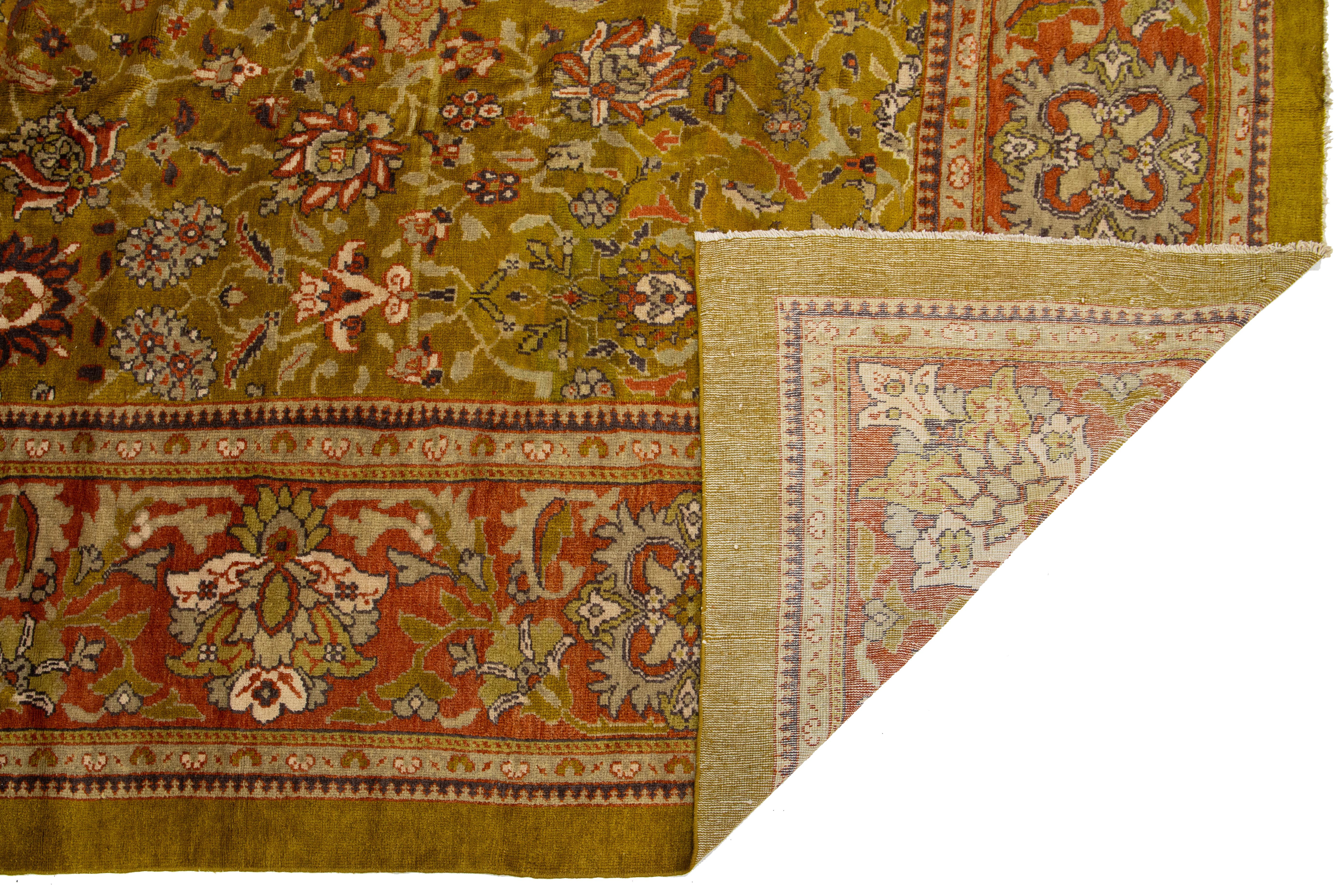 Annodato a mano Unico nel suo genere, l'antico Sultanabad Rugs oversize in lana annodato a mano in verde in vendita