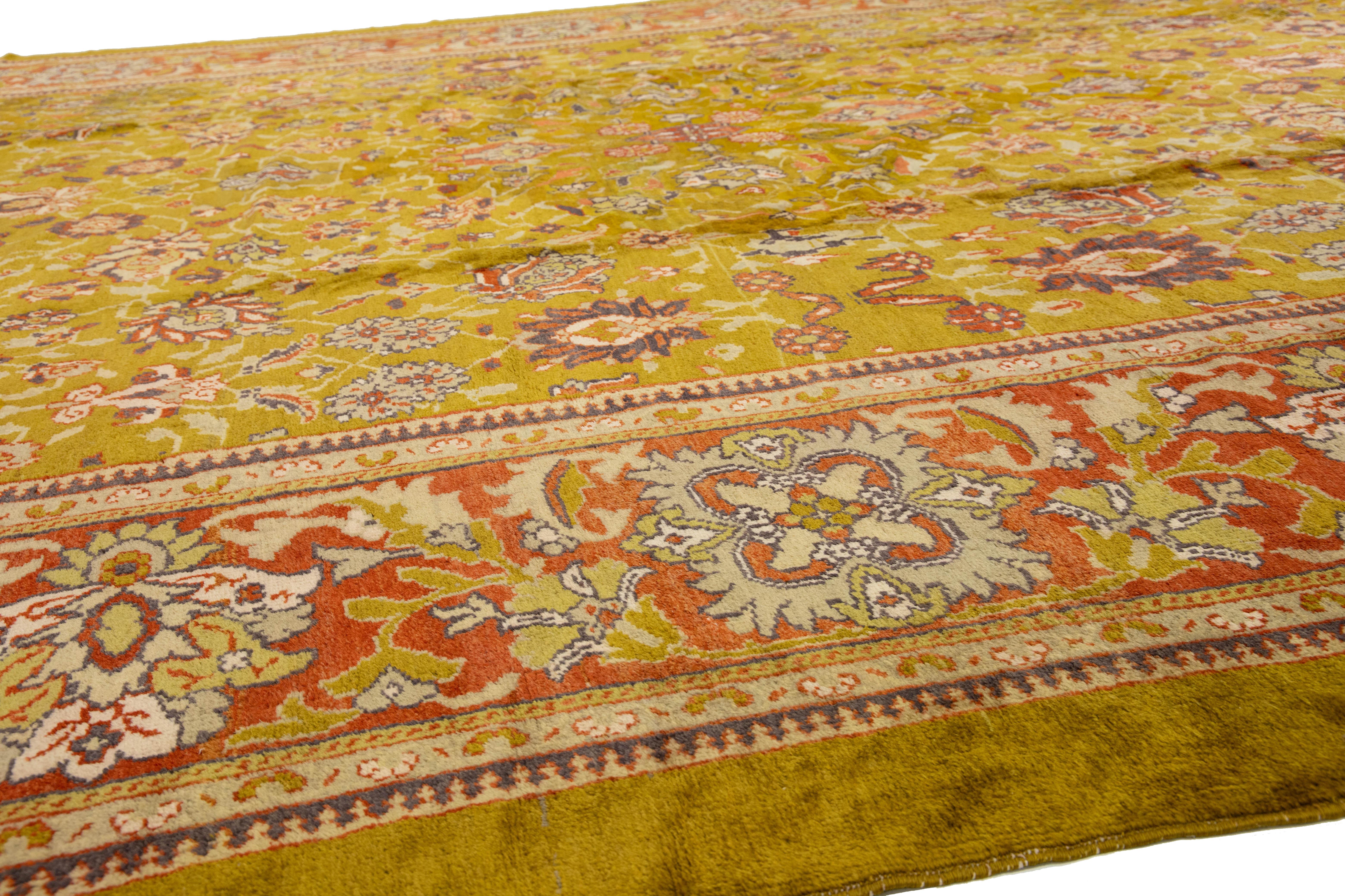 Unico nel suo genere, l'antico Sultanabad Rugs oversize in lana annodato a mano in verde In condizioni ottime in vendita a Norwalk, CT