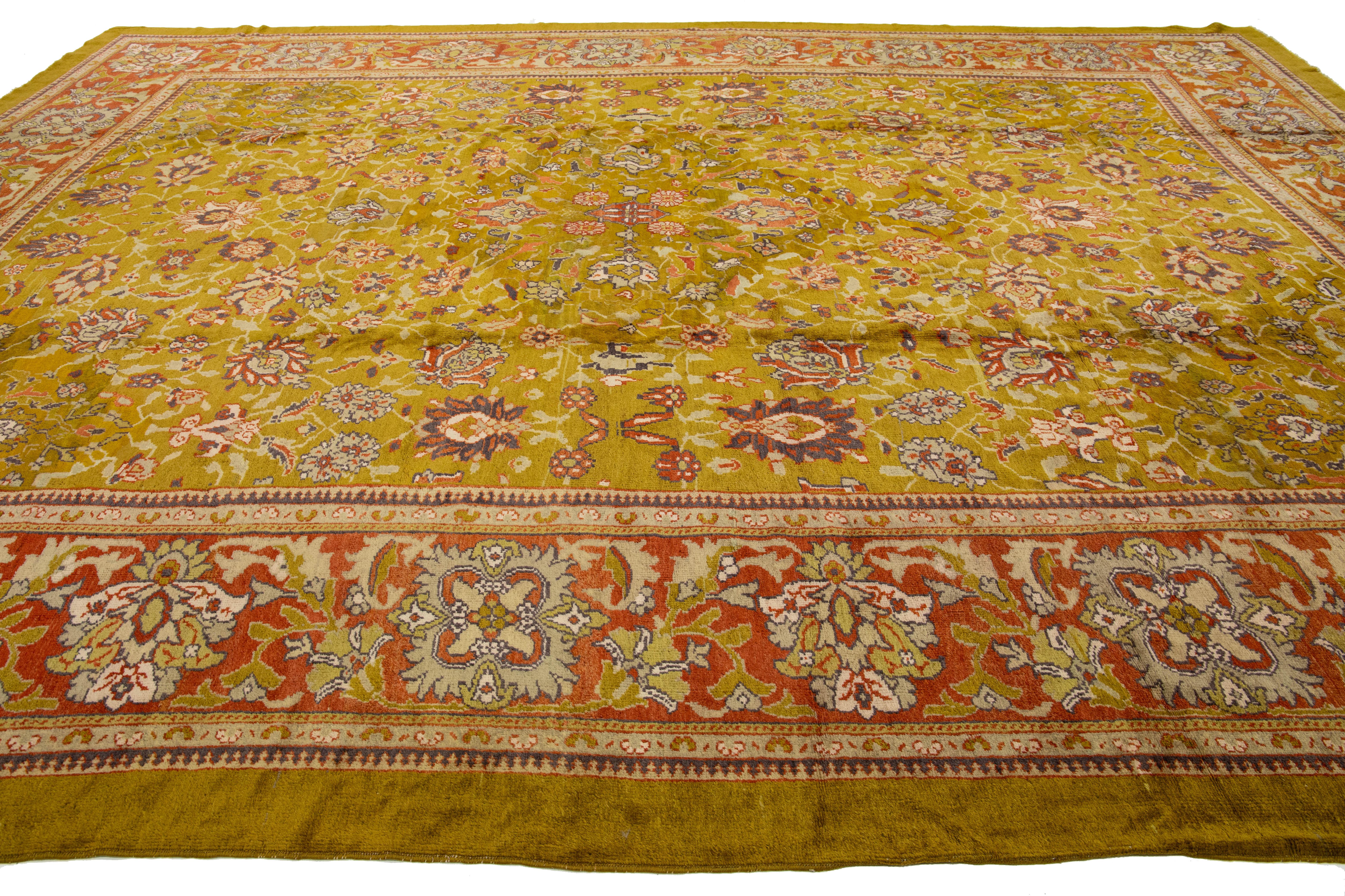 XIX secolo Unico nel suo genere, l'antico Sultanabad Rugs oversize in lana annodato a mano in verde in vendita