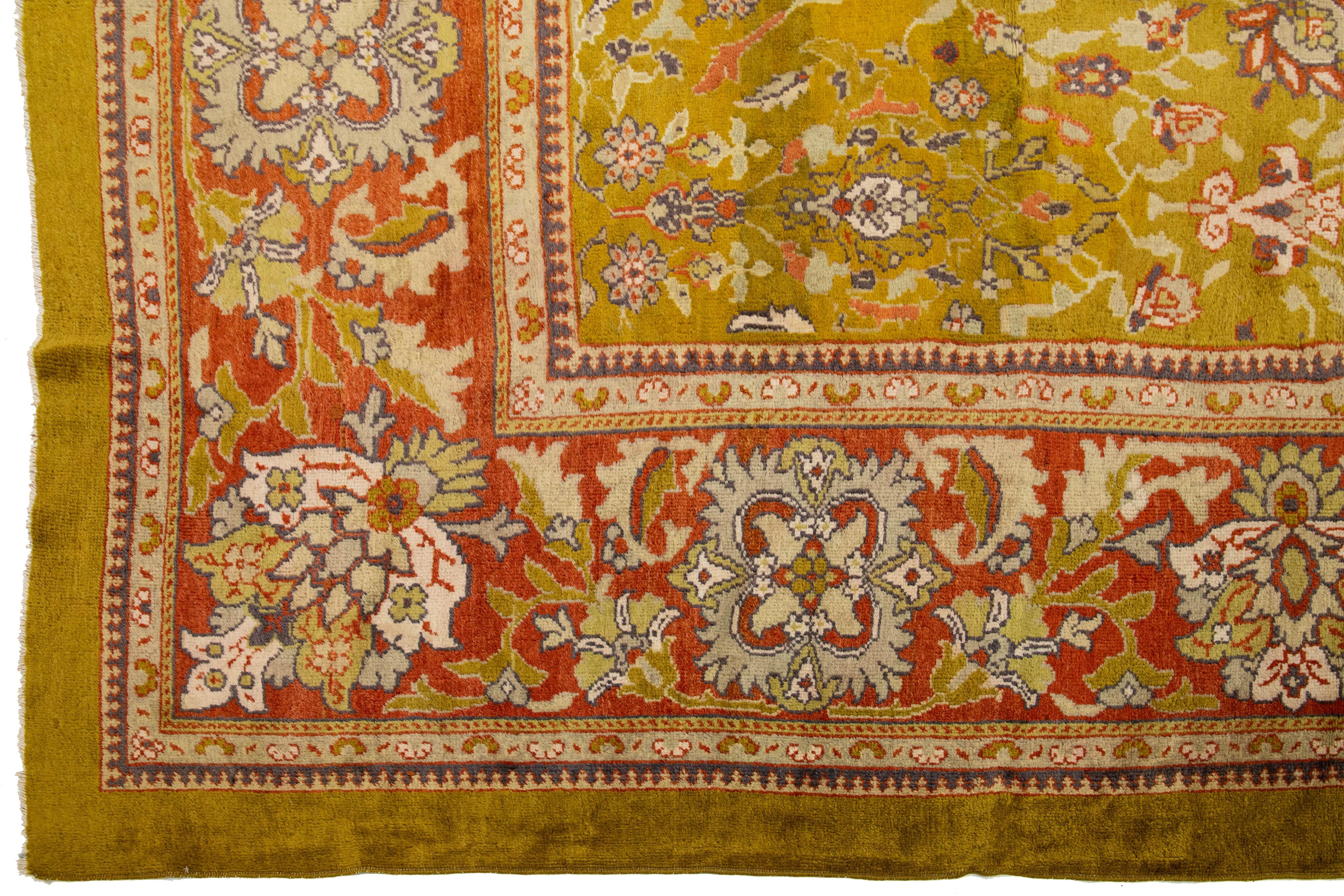Lana Unico nel suo genere, l'antico Sultanabad Rugs oversize in lana annodato a mano in verde in vendita