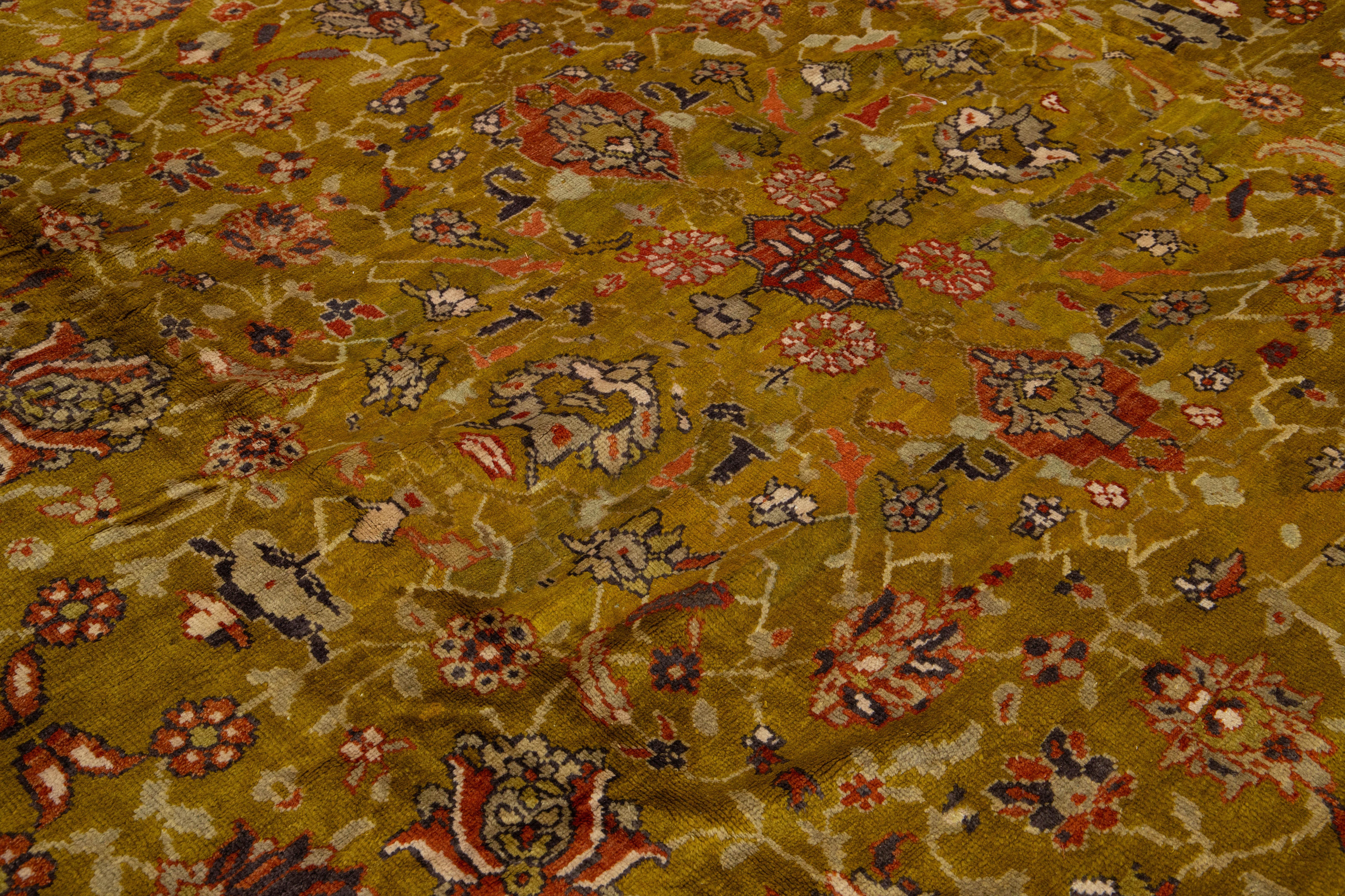 Unico nel suo genere, l'antico Sultanabad Rugs oversize in lana annodato a mano in verde in vendita 2