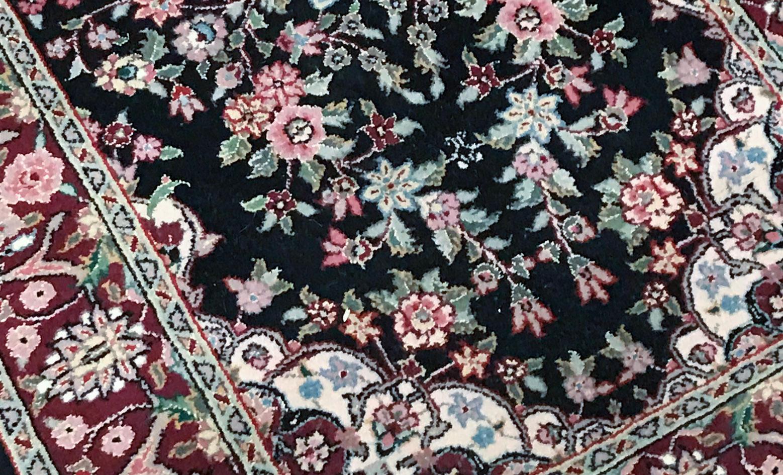 Spezifische Farb- und Designaspekte sind in diese hochwertige Kollektion zeitloser klassischer orientalischer Designs eingeflossen, die in China handgewebt werden. Die verwendete Wolle ist eine Mischung aus mongolischer und neuseeländischer Wolle.