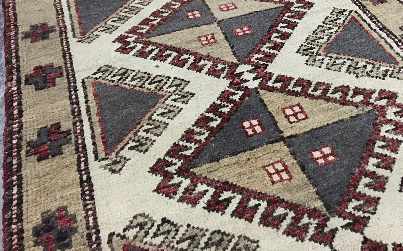 Traditionelle handgewebte Wolle Bereich Läufer 2'6 x 9'8 im Zustand „Neu“ im Angebot in Secaucus, NJ