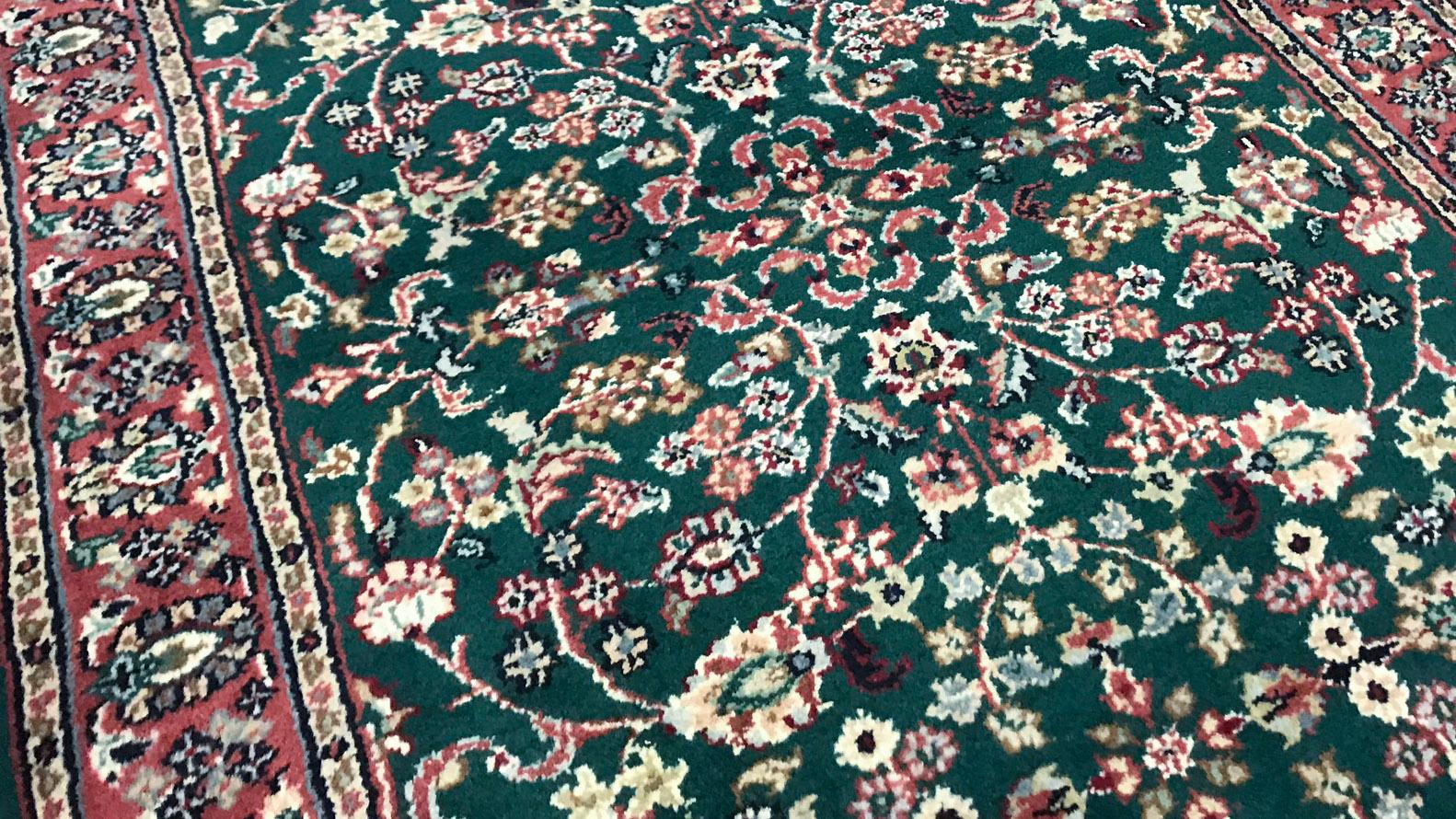 Dieser elegante, handgewebte Teppich stammt aus Indien und ist aus feinster Wolle gewebt, um ein weiches und luxuriöses Stück zu schaffen, das sich in vielen verschiedenen Umgebungen gut macht. Maße: 2'7
