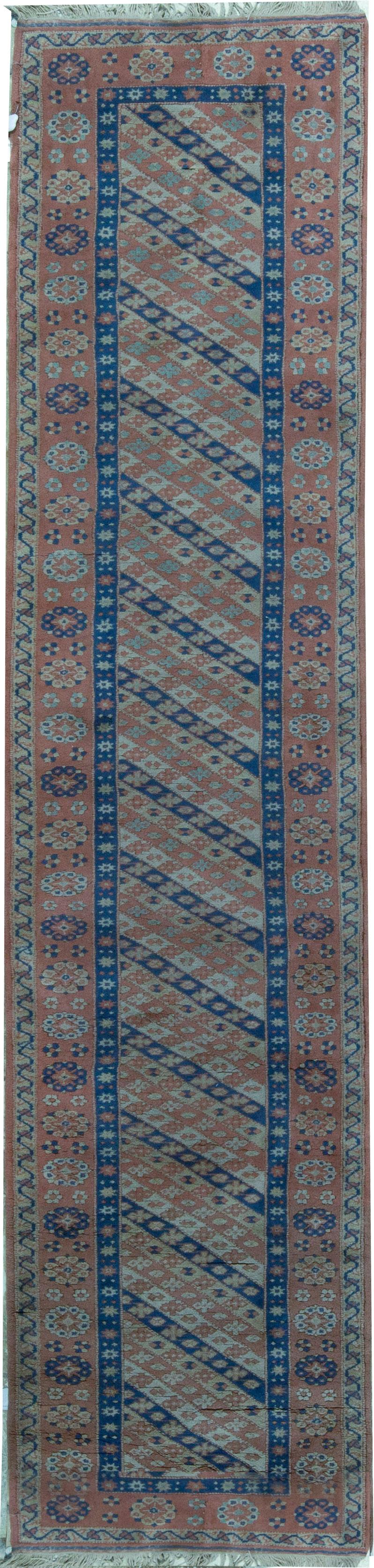 This elegantly handwoven rug is from India and woven from the finest wools to create a soft and luxurious piece that will work well in so many different settings. Size: 2'8