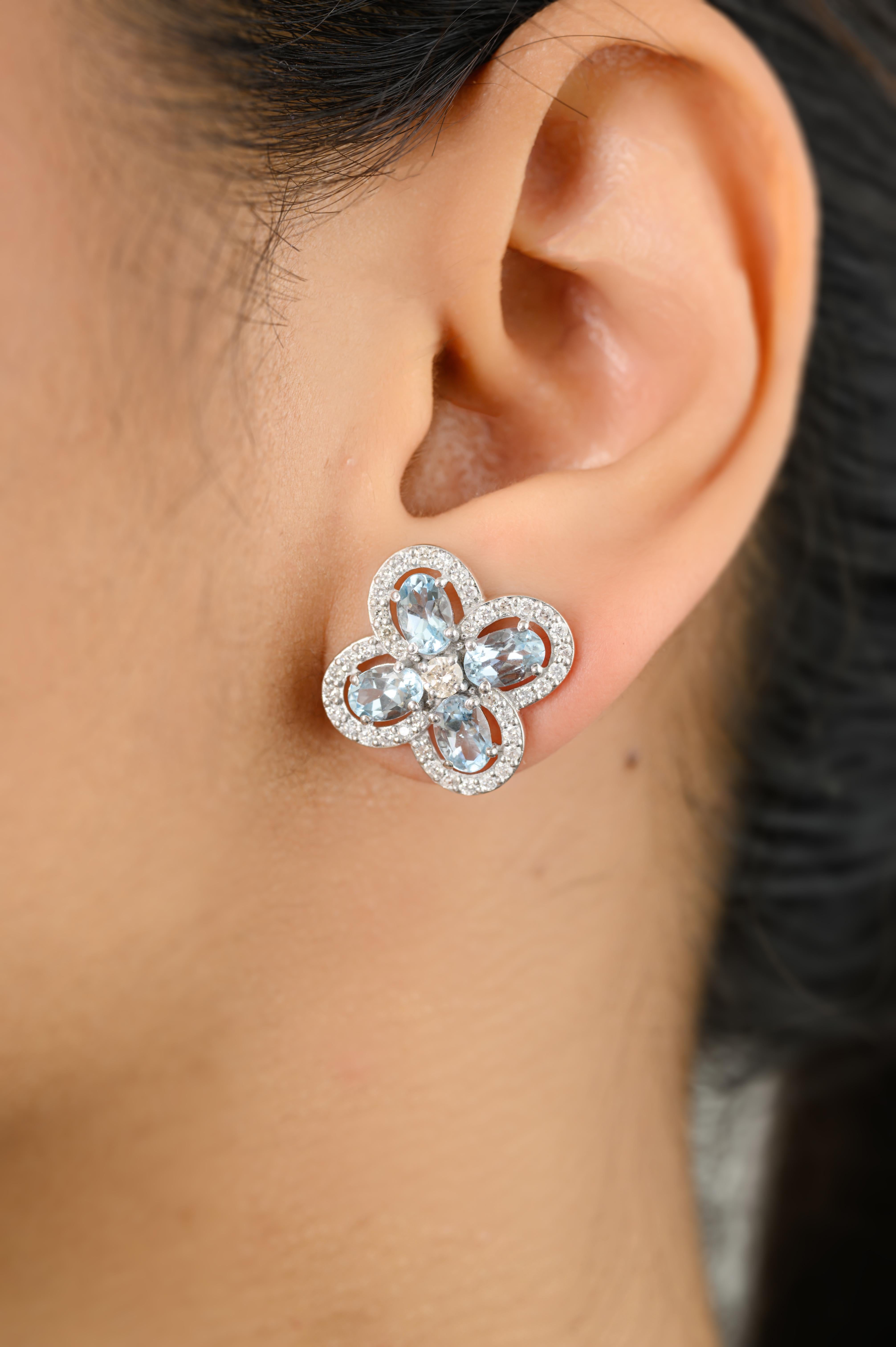 Taglio ovale Orecchini da sposa con perno floreale con diamante e acquamarina, unici nel loro genere, in oro bianco 14k in vendita