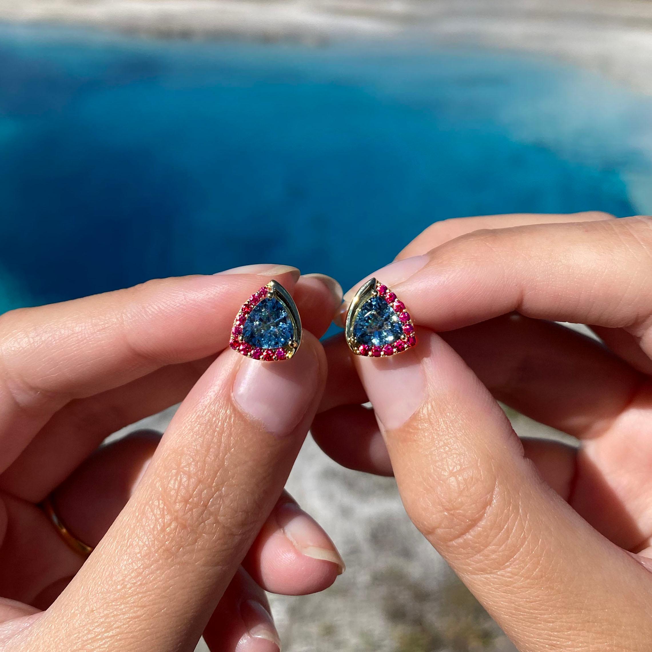 Moderne Boucles d'oreilles uniques en or jaune 18K aigue-marine et spinelle Jedi en vente