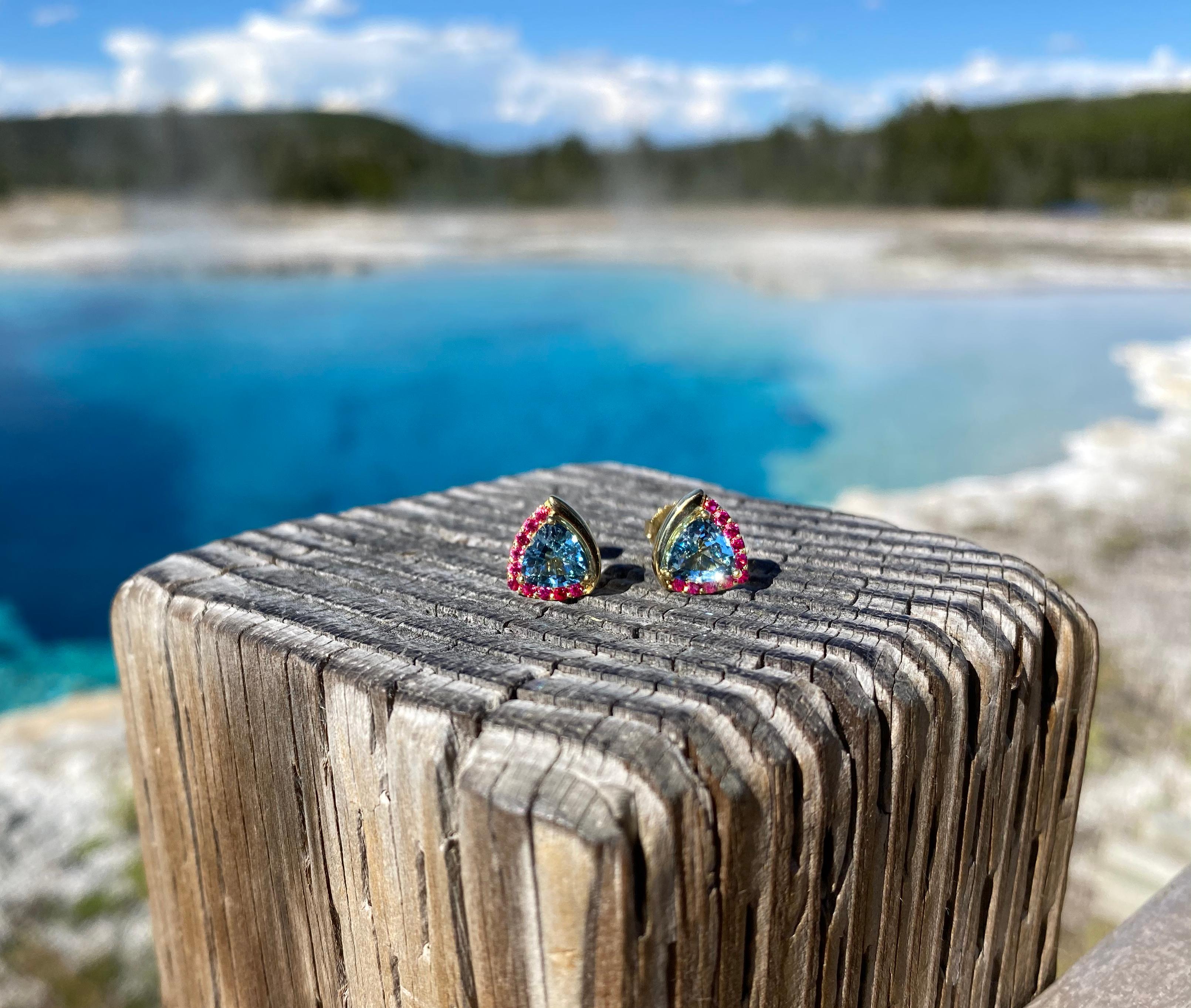 Taille trillion Boucles d'oreilles uniques en or jaune 18K aigue-marine et spinelle Jedi en vente