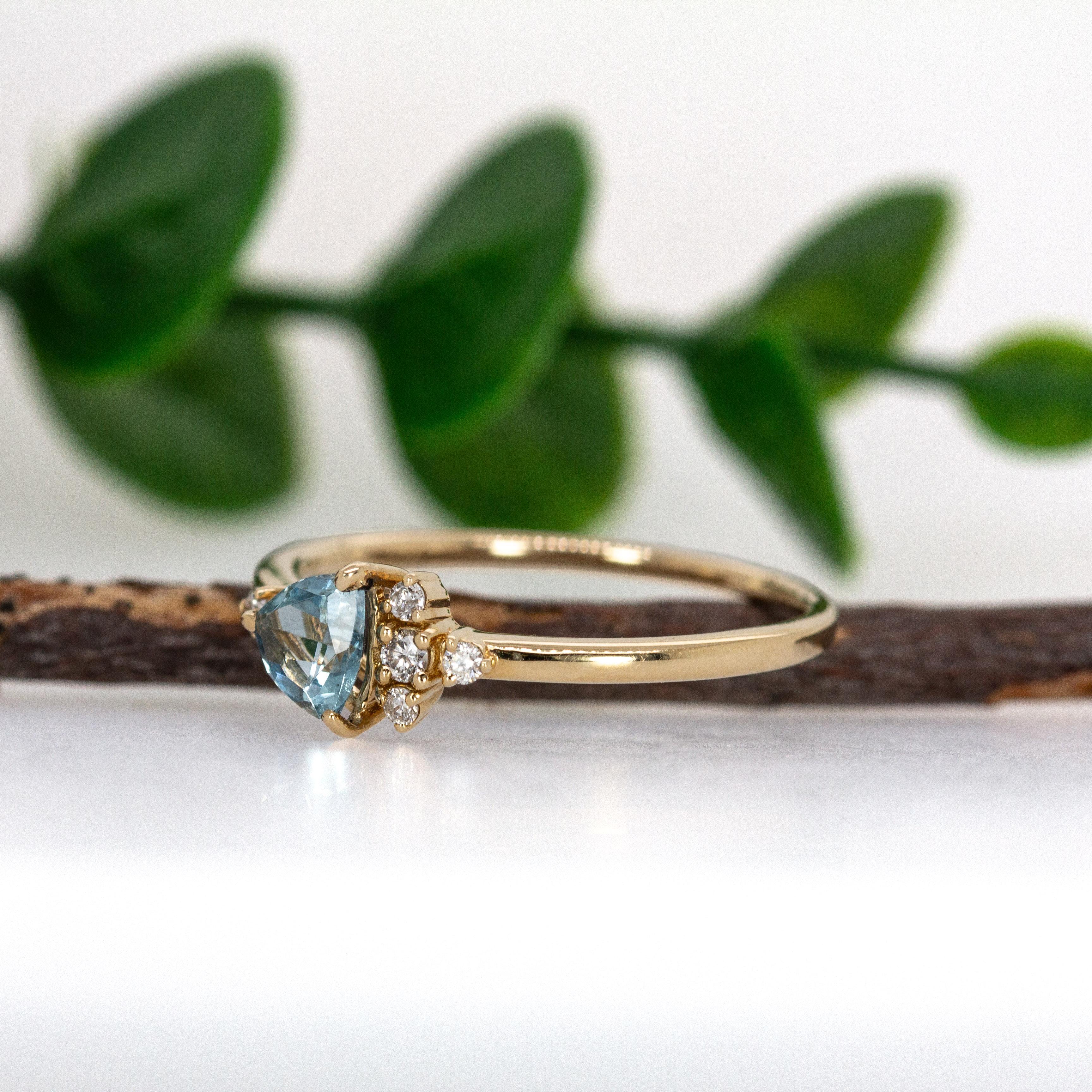 One-of-a-kind Aquamarine Ring w Natural Diamond Accents in Solid 14K Gold TR 5mm (Trillionschliff) im Angebot