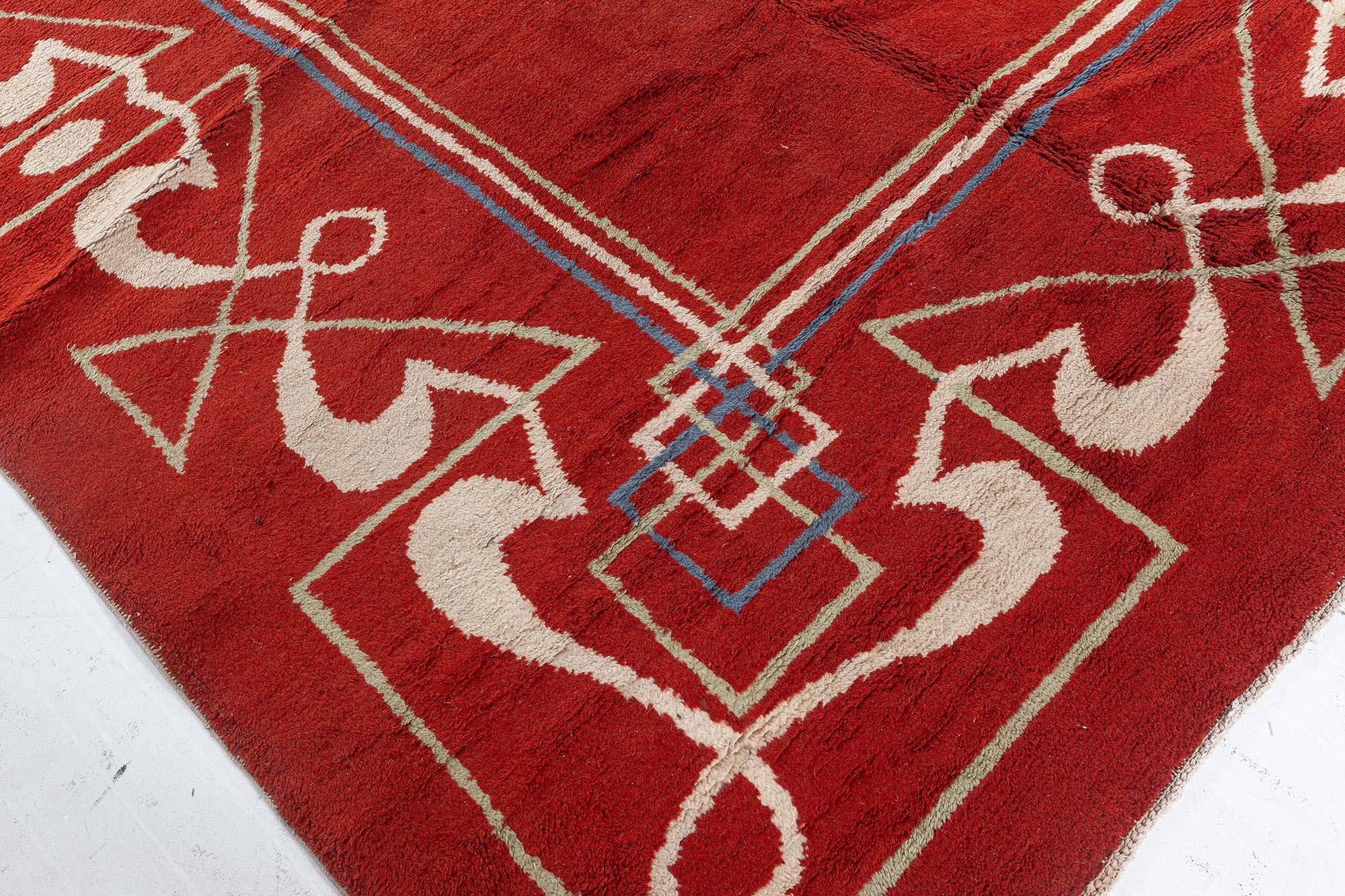 Einzigartiger Art Deco Teppich aus roter, brauner Wolle, handgefertigt im Zustand „Gut“ im Angebot in New York, NY