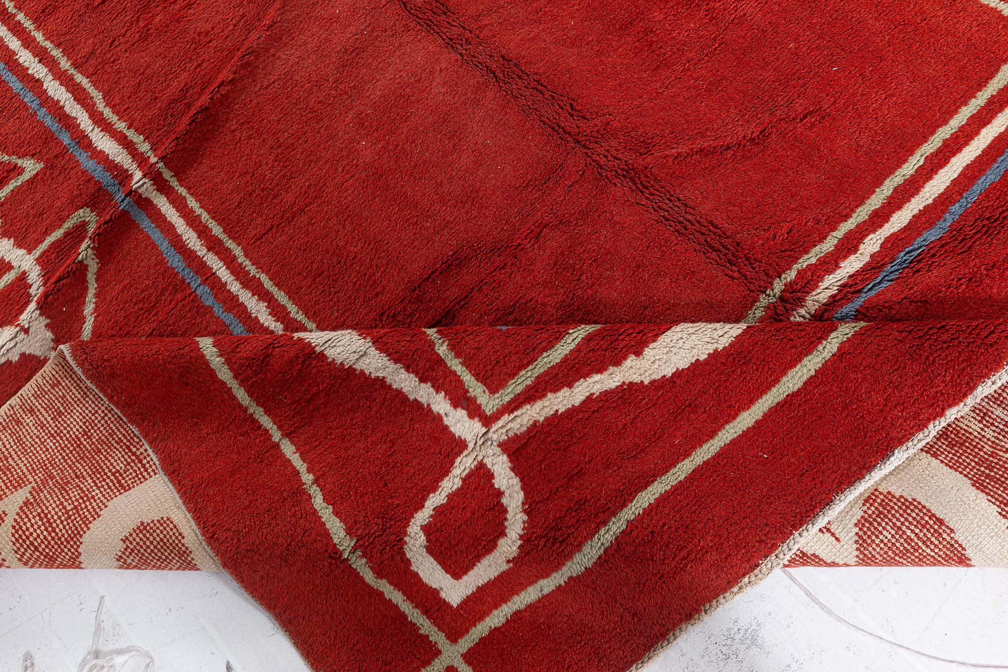 Einzigartiger Art Deco Teppich aus roter, brauner Wolle, handgefertigt (20. Jahrhundert) im Angebot
