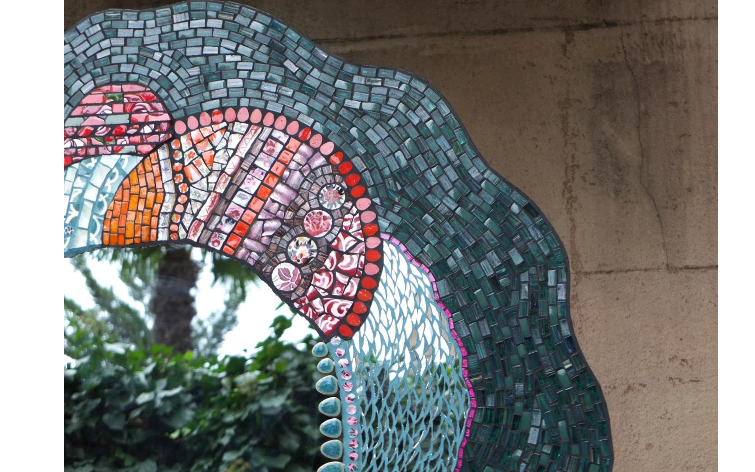 Einzigartiger, atemberaubender Mosaikspiegel, der vom Künstler unter Verwendung von originalen, kleinen, maßgeschneiderten Vintage-Fragmenten aus Keramik, Porzellangeschirr, altem Porzellan, Spiegeln, Glas, etc. geschaffen wurde. All diese