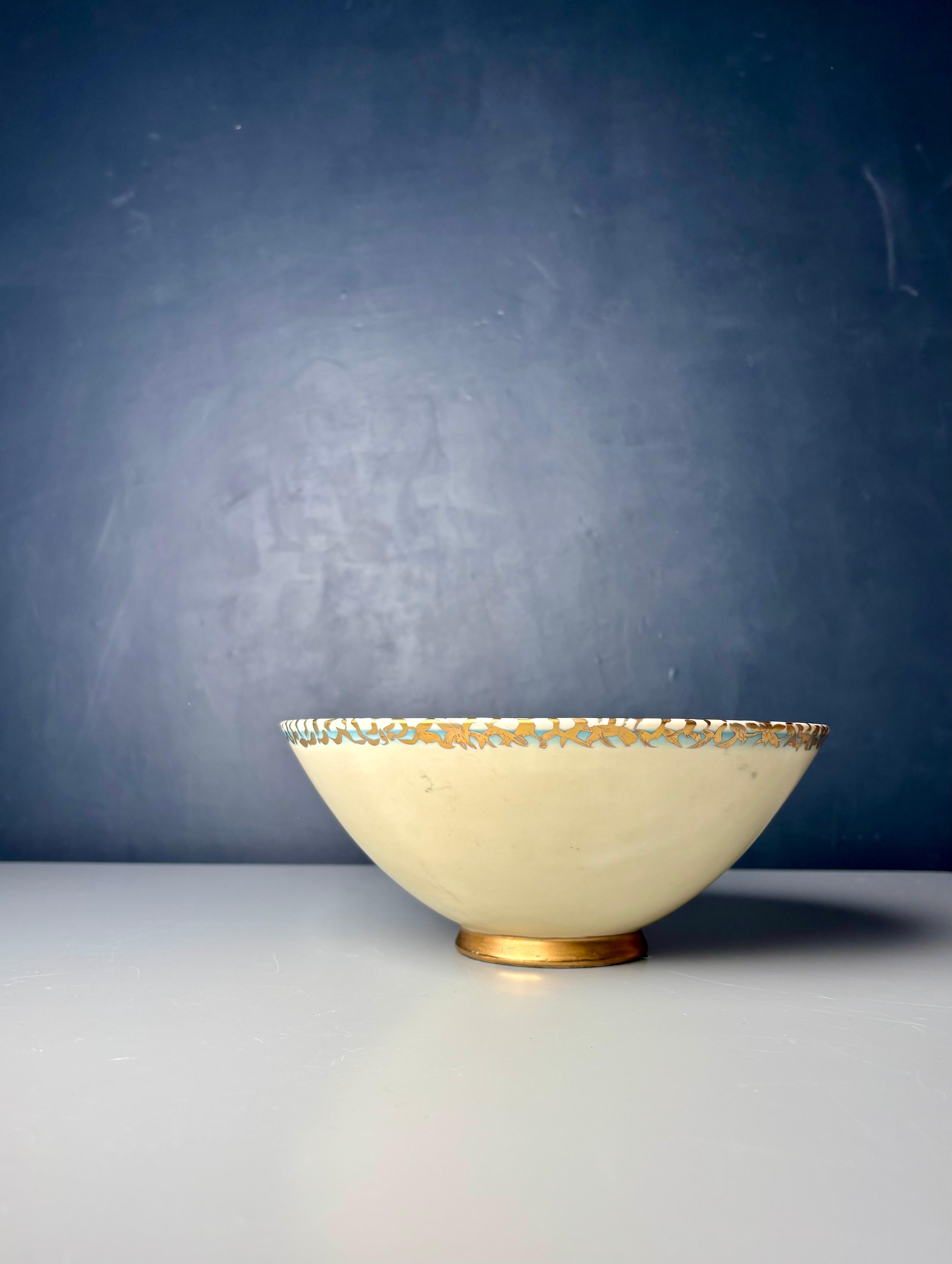 Unique bol antique danois Art Nouveau Royal Copenhagen de 1932. Superbes représentations d'inspiration asiatique de poissons rouges japonais et de plantes sous-marines élancées, toutes peintes à la main dans des couleurs rouge orangé ardent, bleu