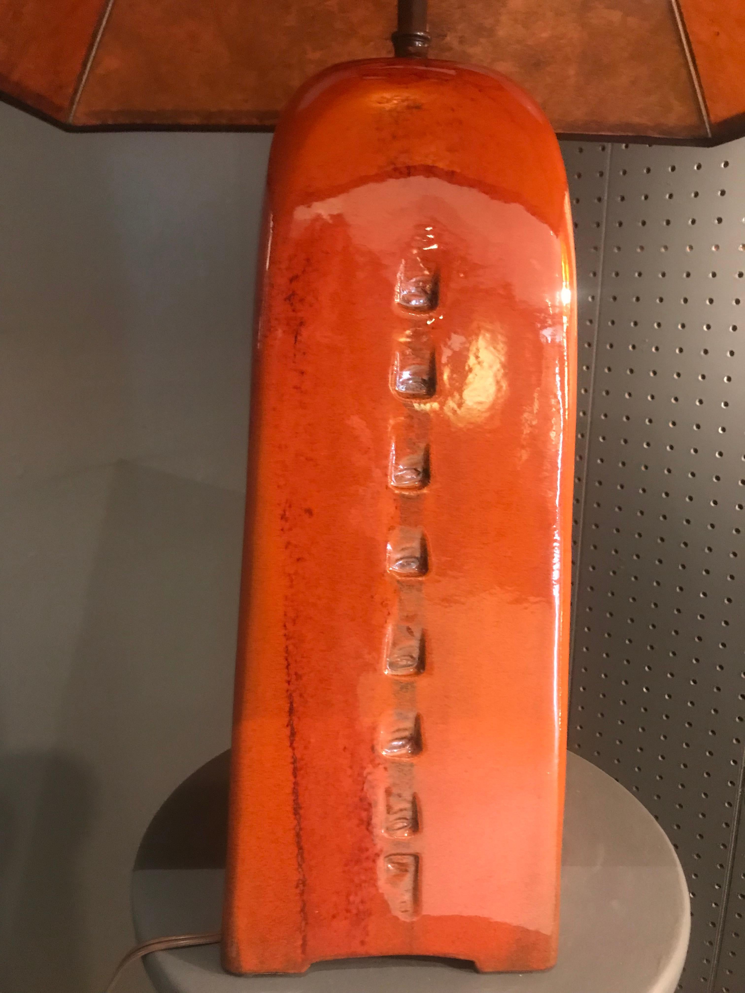 Lampe de table en céramique rousse avec abat-jour en mica, unique en son genre et fabriquée par un artisan en vente 3