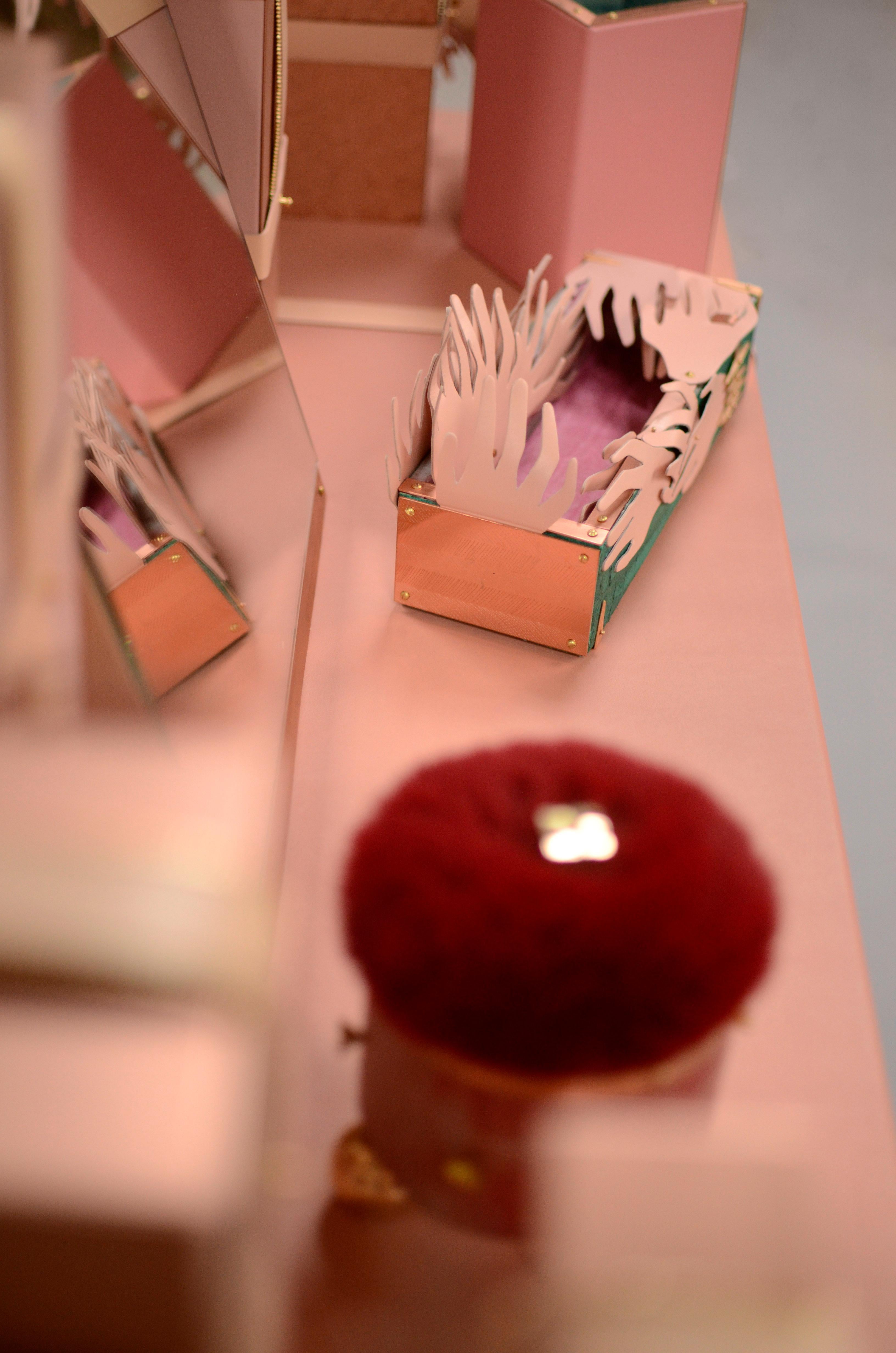 Vanité et miroir en cuir rose d'artiste unique, France en vente 3