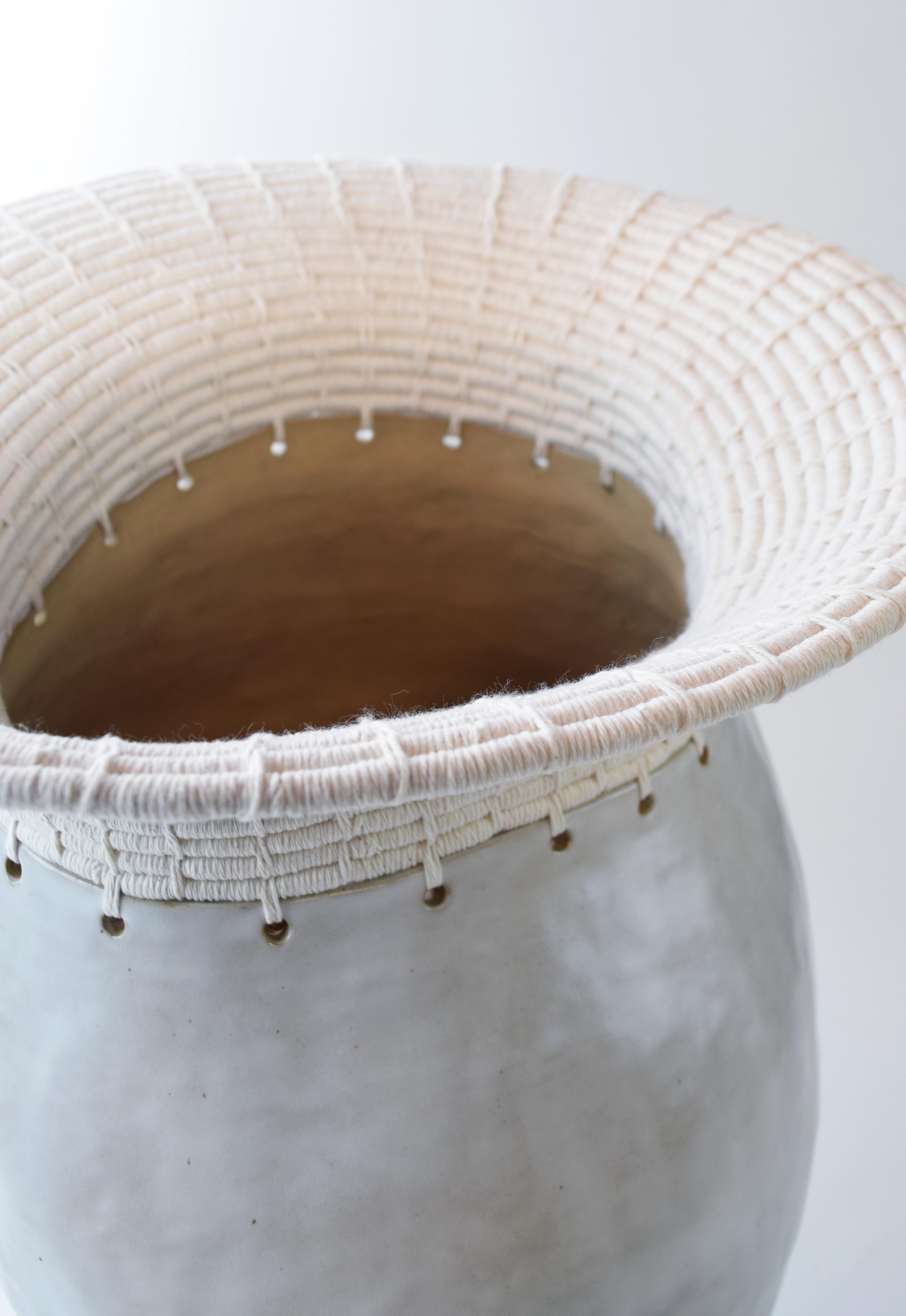 Asymmetrisches Keramikgefäß #771, weiße Glasur und gewebte Baumwolle, Unikat im Zustand „Neu“ im Angebot in Proctorsville, VT