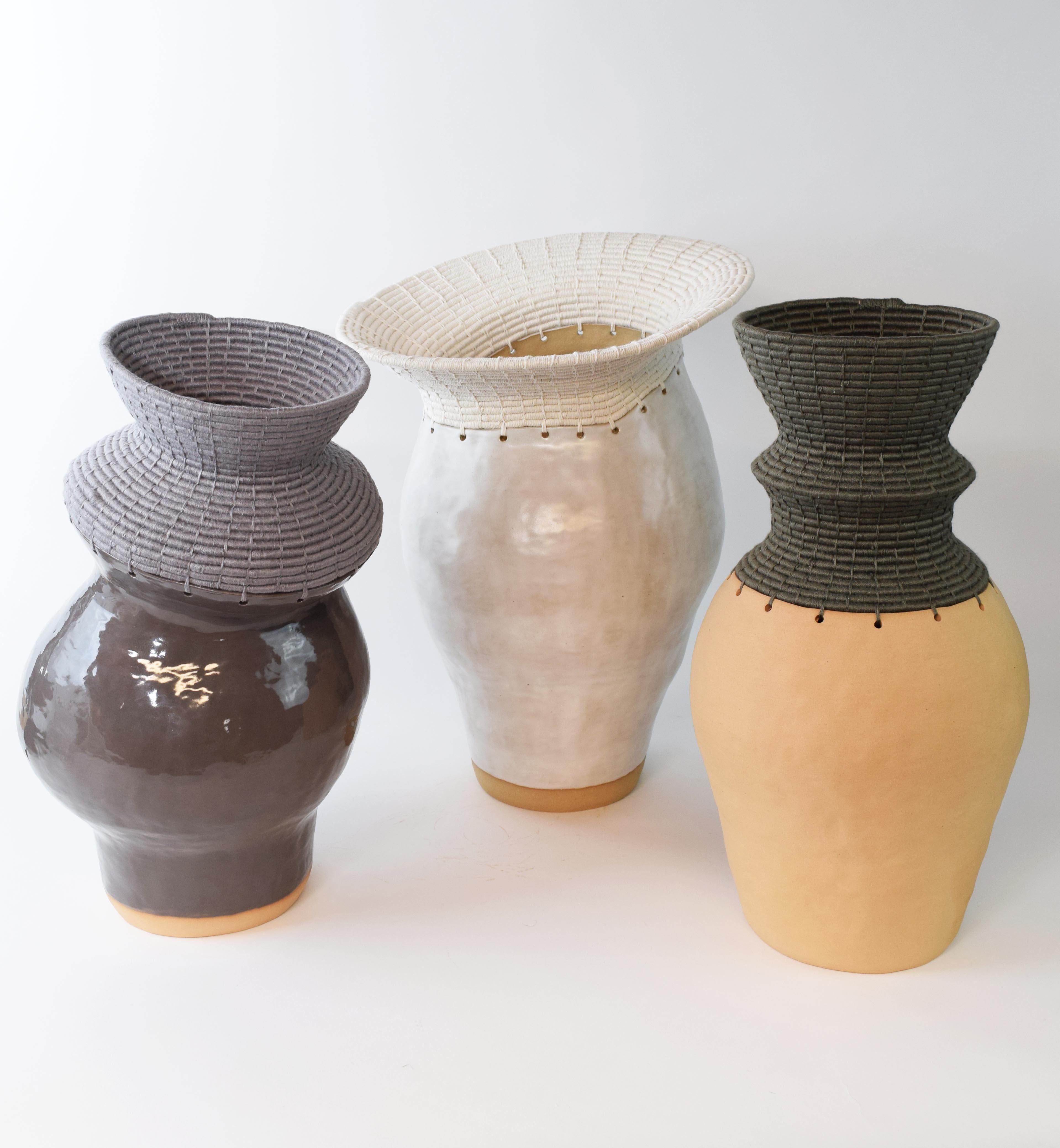 Asymmetrisches Keramikgefäß #771, weiße Glasur und gewebte Baumwolle, Unikat im Angebot 1