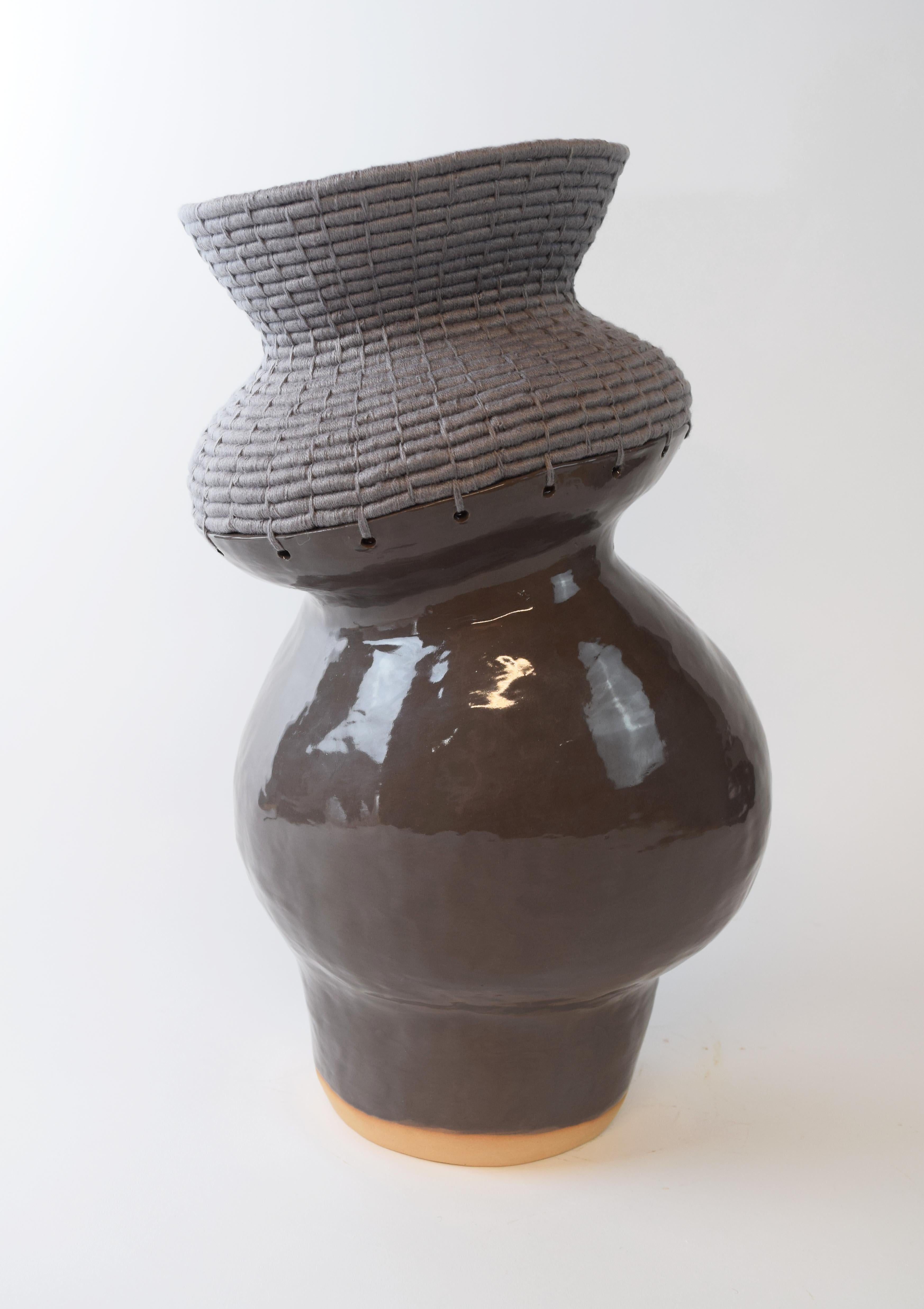 Organique Récipient asymétrique en céramique #772, glaçure anthracite, coton tissé gris, unique en son genre en vente