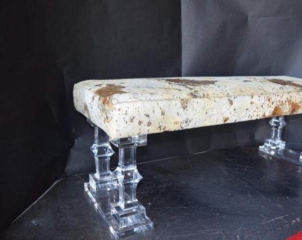 Banc unique en son genre créé par Pegaso Gallery Design. Fabriqué en peau de vache teintée et pieds en Lucite, U.S.A., 2020.