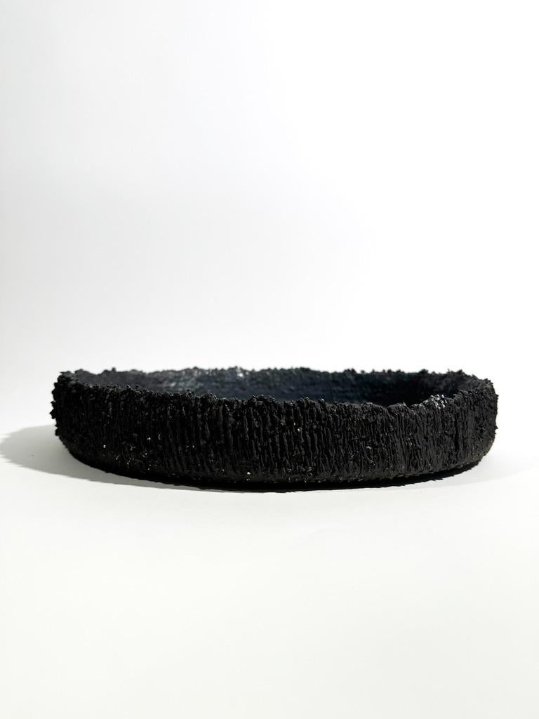 Schwarzer Keramikteller mit Textur - Handgefertigtes skulpturales Wabi-Sabi Kunstobjekt im Zustand „Neu“ im Angebot in Joniskio rajonas, LT