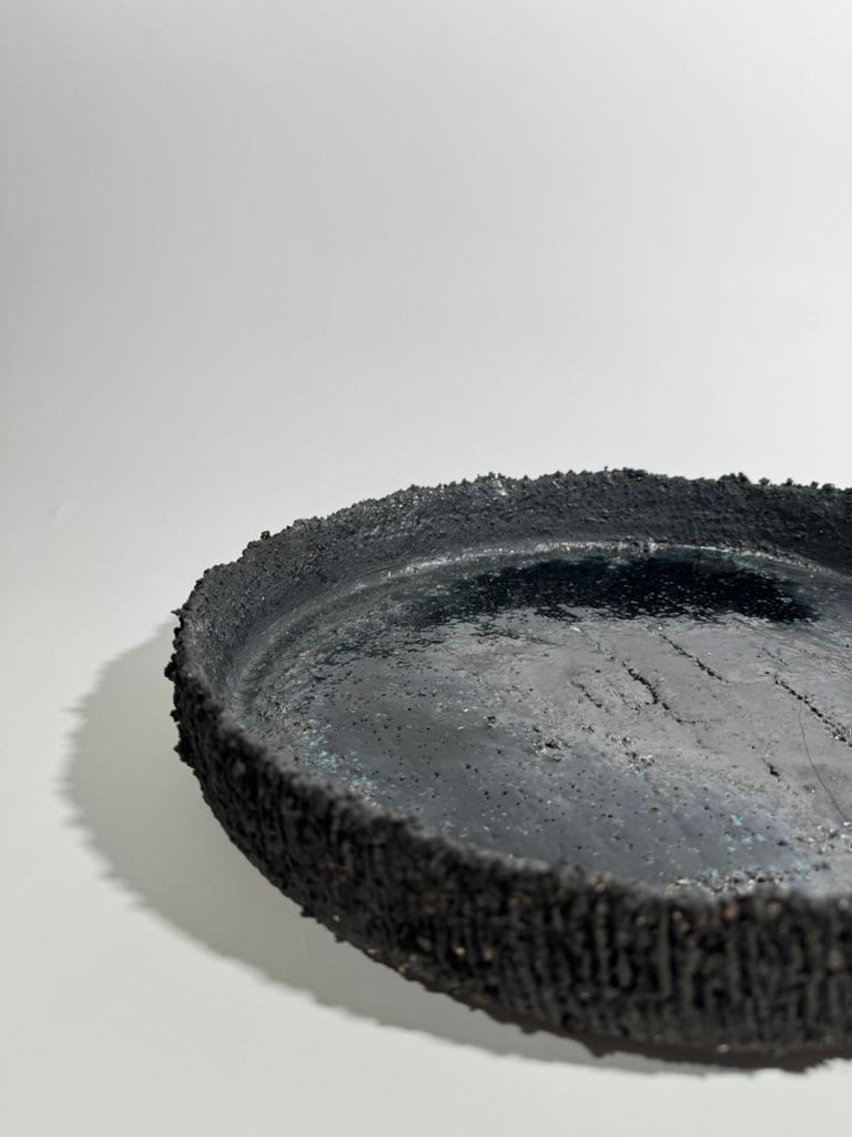 Schwarzer Keramikteller mit Textur - Handgefertigtes skulpturales Wabi-Sabi Kunstobjekt (Steingut) im Angebot