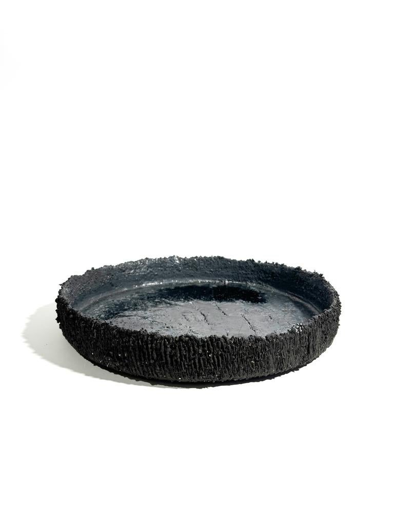 Schwarzer Keramikteller mit Textur - Handgefertigtes skulpturales Wabi-Sabi Kunstobjekt (Minimalistisch) im Angebot