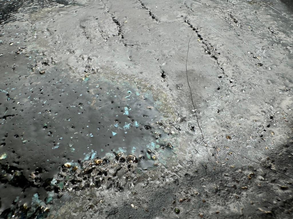 Schwarzer Keramikteller mit Textur - Handgefertigtes skulpturales Wabi-Sabi Kunstobjekt im Angebot 1