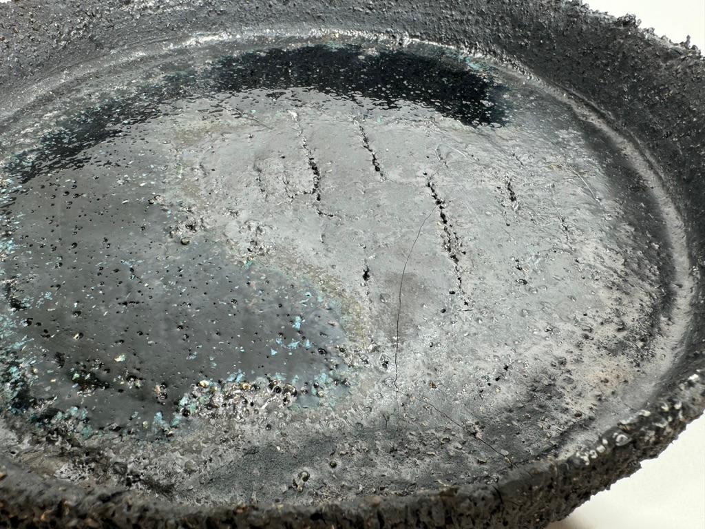 Schwarzer Keramikteller mit Textur - Handgefertigtes skulpturales Wabi-Sabi Kunstobjekt (21. Jahrhundert und zeitgenössisch) im Angebot