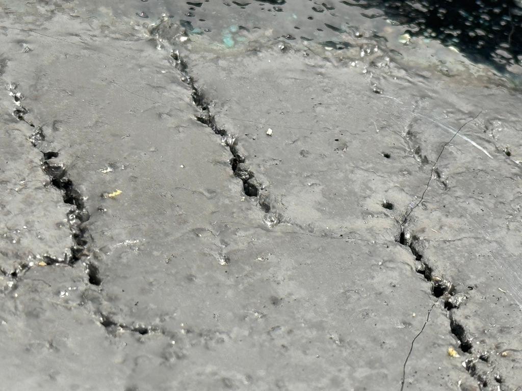 Schwarzer Keramikteller mit Textur - Handgefertigtes skulpturales Wabi-Sabi Kunstobjekt im Angebot 2