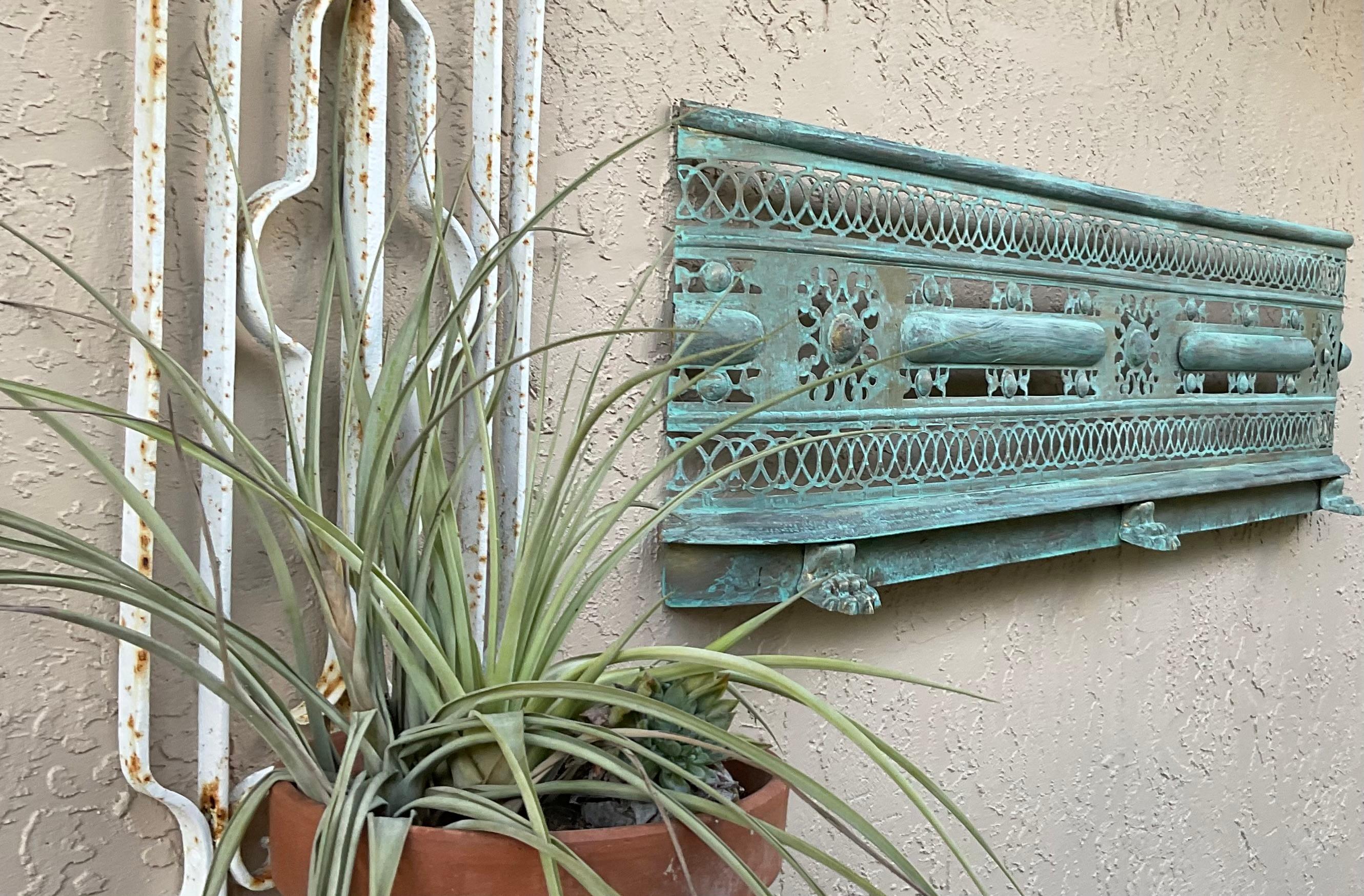 Escultura de pared de latón única en su género - Arte neoclásico antiguo para envolver chimeneas en venta 3