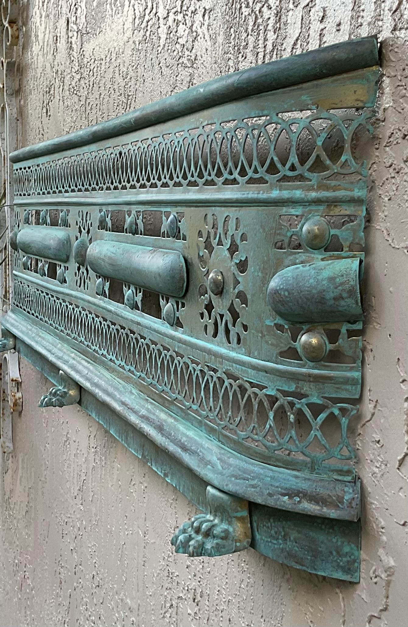 Escultura de pared de latón única en su género - Arte neoclásico antiguo para envolver chimeneas en venta 4